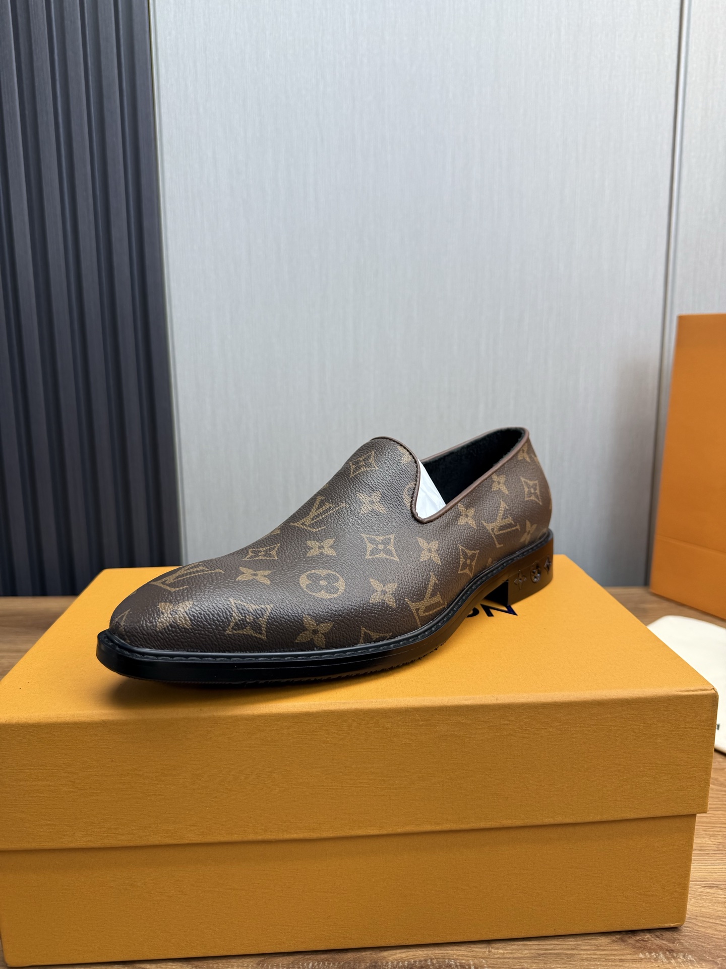 NO:348859,LV. - Men's business casual leather shoes, top cow goods. 1:1 shipment luxury and honorable all use imported original brand leather materials, just to create a more comfortable wearing experience. The upper is imported from the whole cowhide, original outsole 8-45 (38.45 no return or exchange), louis vuitton, cowhide19860909LV.——男士商务休闲皮鞋,顶级牛货.1:1出货奢华尊贵全部采用进口原版品牌皮料,只为打造更为舒适的穿着体验,鞋面原版牛皮进口全牛里,原版大底8-45（38.45不退换）,,louis vuitton,cowhide,Men's shoes