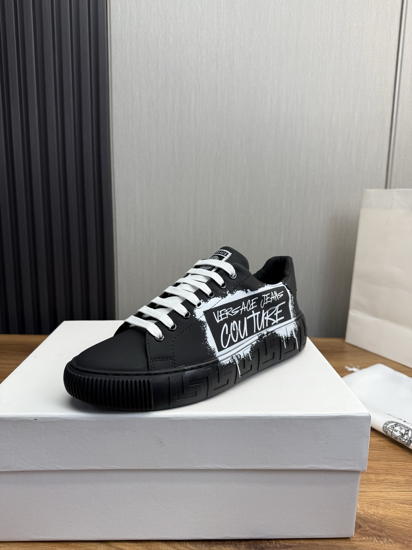 NO:251207,ＶＥＲＳＡＣＥ.Versace. Couple style Fashion leather casual sneakers Hot selling styles all year round Fabric: top layer cowhide inner lining: sheepskin inner lining Original large sole open molded sole Size: 36-45 (45 custom made without return or exchange), casual shoes/sports shoes, versace, sneakers, cowhide, sheepskin19860909ＶＥＲＳＡＣＥ.范思哲.情侣款 时尚皮革休闲运动鞋 常年热卖款 面料:头层牛皮 内里:羊皮皮内里 原版大底开模大底 尺码:36-45（45定做不退换）,休闲鞋/运动鞋,versace,sneakers,cowhide,sheepskin,Women's Shoes