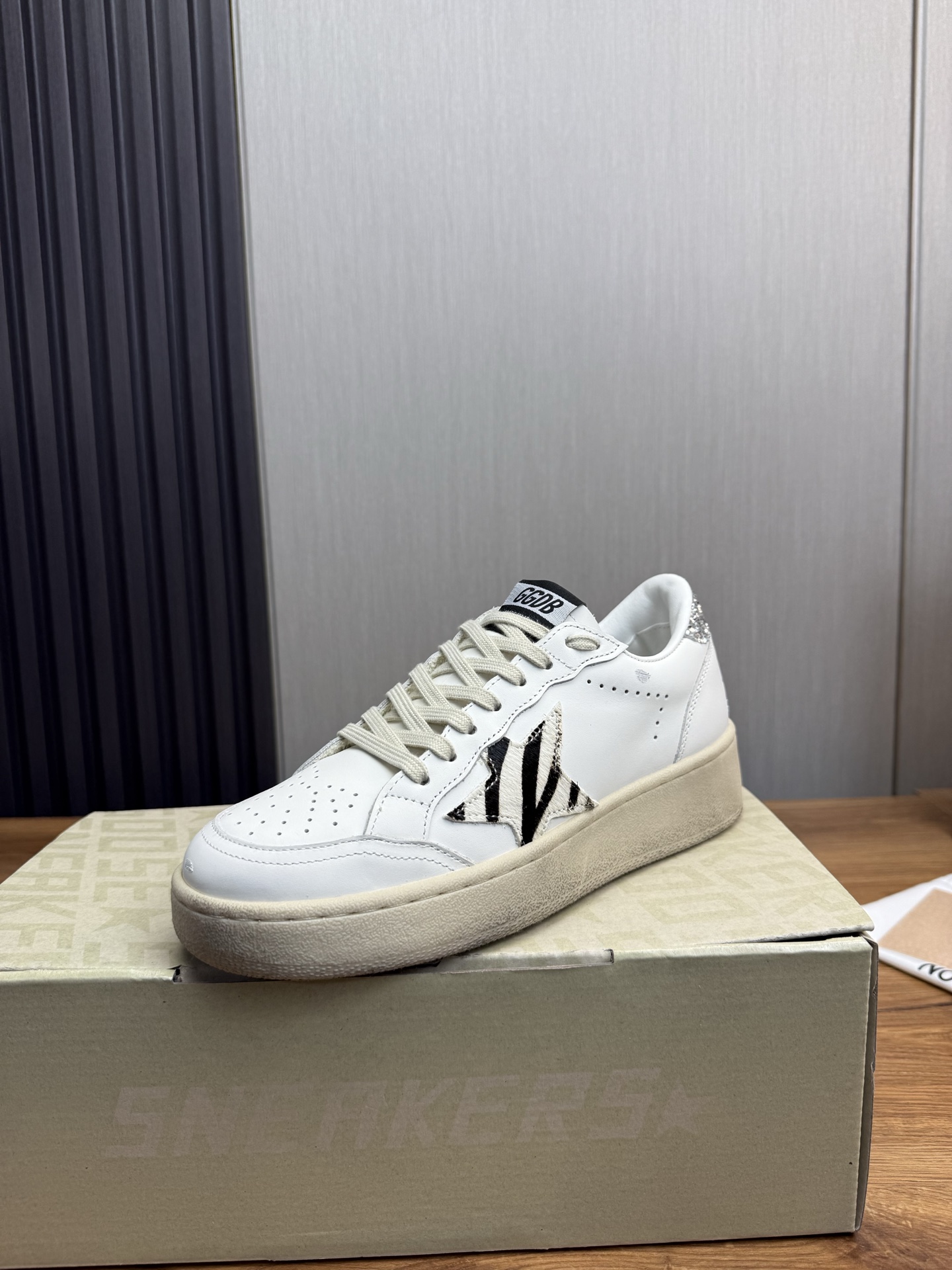 Golden Goose Sneakers with Zebra Star Patch - Iconic Style and Comfort 1 Golden Goose Sneakers with Zebra Star Patch - Iconic Style and Comfort