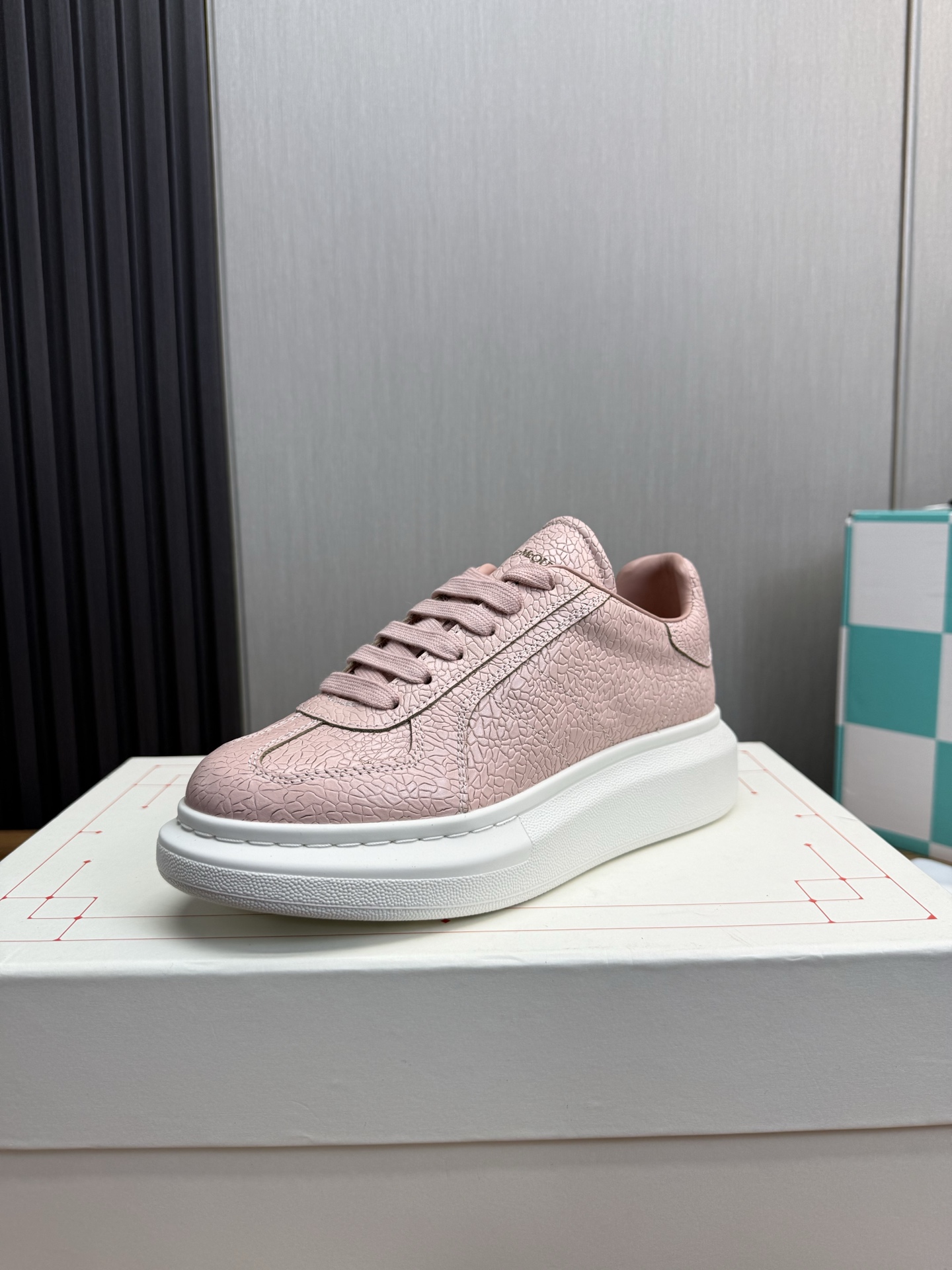 NO:277115,McQueen.MQ top version. Couple hot product, hot sale all year round. Alexander McQUEEN high version has been upgraded to the highest quality again. Purchase level Fabric imported from Italy silk cowhide high texture, waterproof and unchanged color. Inner A-grade Italian imported genuine leather. The net inner lid is dirty, sweat-absorbing, breathable, and comfortable. Floor pad: Top version imported Italian super soft cow lid, outsole PU  counter 1:1 original beige box box. Plus white flip double layer protection, cloth bag, handbag. Certificate of conformity 1:1 open mold 4-piece set. Distribution of shoelaces, upgraded aircraft box Size 34-41. Male 38-46 (female size 34. 40.41, male size 38.45.46 is customized, no return or exchange),,alexander mcqueen,cowhide19860909麦昆.MQ顶级版本.情侣爆款,常年热卖 Alexander McQUEEN高版本再次升级为最高品质.代购级别 面料意大利进口丝绸牛皮 高质感 抗水擦不变色 内里A级意大利进口真皮.网内里耐脏.吸汗.透气.舒适 垫脚: 顶级版进口意大利超软牛里皮 大底PU 专柜1:1 鞋盒原版米黄盒. 外加白翻盖合双层保护.布袋.手提袋.合格证1:1开模4件套.配送鞋带一双 升级飞机盒 码数女34-41.男38-46（女码34. 40 .41,男码38 .45.46属定制,不退换）,,alexander mcqueen,cowhide,Men's shoes