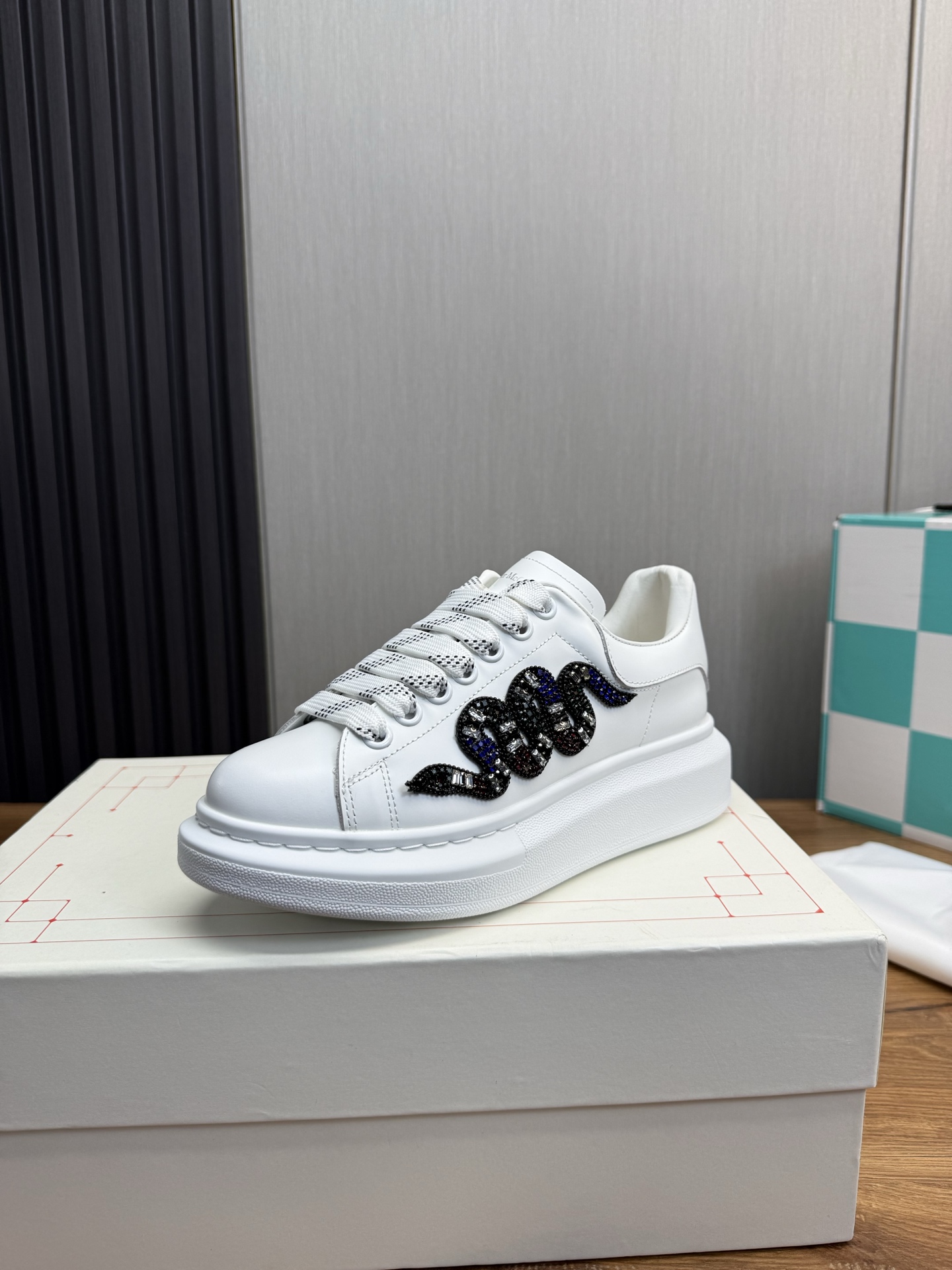 NO:277119,McQueen.MQ top version. Couple hot product, hot sale all year round. Snake year limited edition Alexander McQUEEN high version has been upgraded to the highest quality again. Purchase level Fabric imported Italian silk cowhide High texture Anti-water rubbing and not color change Inner A-grade Italian imported genuine leather. The net inner lid is dirty, sweat-absorbing, breathable, comfortable. Floor pad: Top version imported Italian super soft cow lid, outsole PU  counter 1:1 original beige box box. Plus white flip double layer protection, cloth bag, handbag. Certificate of conformity 1:1 open mold 4-piece set. Distribution of shoelaces, upgraded aircraft box Size 34-41. Male 38-46 (female size 34. 40.41, male size 38.45.46 is customized, no return or exchange),,alexander mcqueen,cowhide19860909麦昆.MQ顶级版本.情侣爆款,常年热卖 蛇年限定款 Alexander McQUEEN高版本再次升级为最高品质.代购级别 面料意大利进口丝绸牛皮 高质感 抗水擦不变色 内里A级意大利进口真皮.网内里耐脏.吸汗.透气.舒适 垫脚: 顶级版进口意大利超软牛里皮 大底PU 专柜1:1 鞋盒原版米黄盒. 外加白翻盖合双层保护.布袋.手提袋.合格证1:1开模4件套.配送鞋带一双 升级飞机盒 码数女34-41.男38-46（女码34. 40 .41,男码38 .45.46属定制,不退换）,,alexander mcqueen,cowhide,Men's shoes