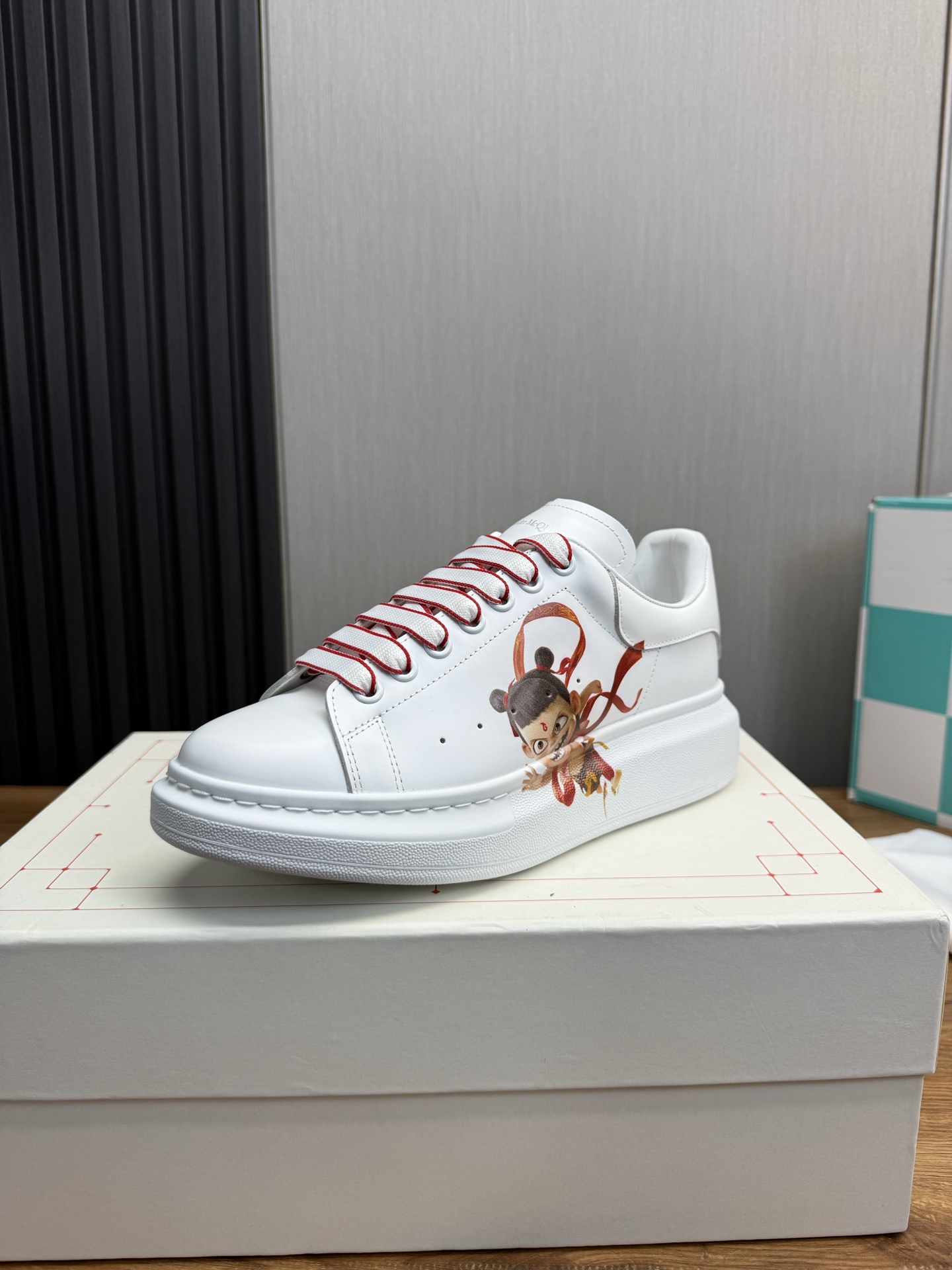 NO:277117,McQueen.MQ top version. Couple hot product, hot sale all year round. Hot Nezha series~~ Alexander McQUEEN high version has been upgraded to the highest quality again. Purchase level Fabric imported Italian silk cowhide High texture Anti-water rubbing and not color change Inner A-grade Italian imported genuine leather. The net inner lid is resistant to dirt, sweat absorption, breathable, comfortable. Floor pad: Top version imported Italian super soft cow lid, outsole PU  counter 1:1 original beige box box. Plus white flip double layer protection, cloth bag, handbag. Certificate of conformity 1:1 open mold 4-piece set. Distribution of shoelaces, upgraded aircraft box Size 34-41. Male 38-46 (female size 34. 40.41, male size 38.45.46 is customized, no return or exchange),,alexander  mcqueen,cowhide19860909麦昆.MQ顶级版本.情侣爆款,常年热卖 爆款哪吒系列～～ Alexander McQUEEN高版本再次升级为最高品质.代购级别 面料意大利进口丝绸牛皮 高质感 抗水擦不变色 内里A级意大利进口真皮.网内里耐脏.吸汗.透气.舒适 垫脚: 顶级版进口意大利超软牛里皮 大底PU 专柜1:1 鞋盒原版米黄盒. 外加白翻盖合双层保护.布袋.手提袋.合格证1:1开模4件套.配送鞋带一双 升级飞机盒 码数女34-41.男38-46（女码34. 40 .41,男码38 .45.46属定制,不退换）,,alexander mcqueen,cowhide,Men's shoes