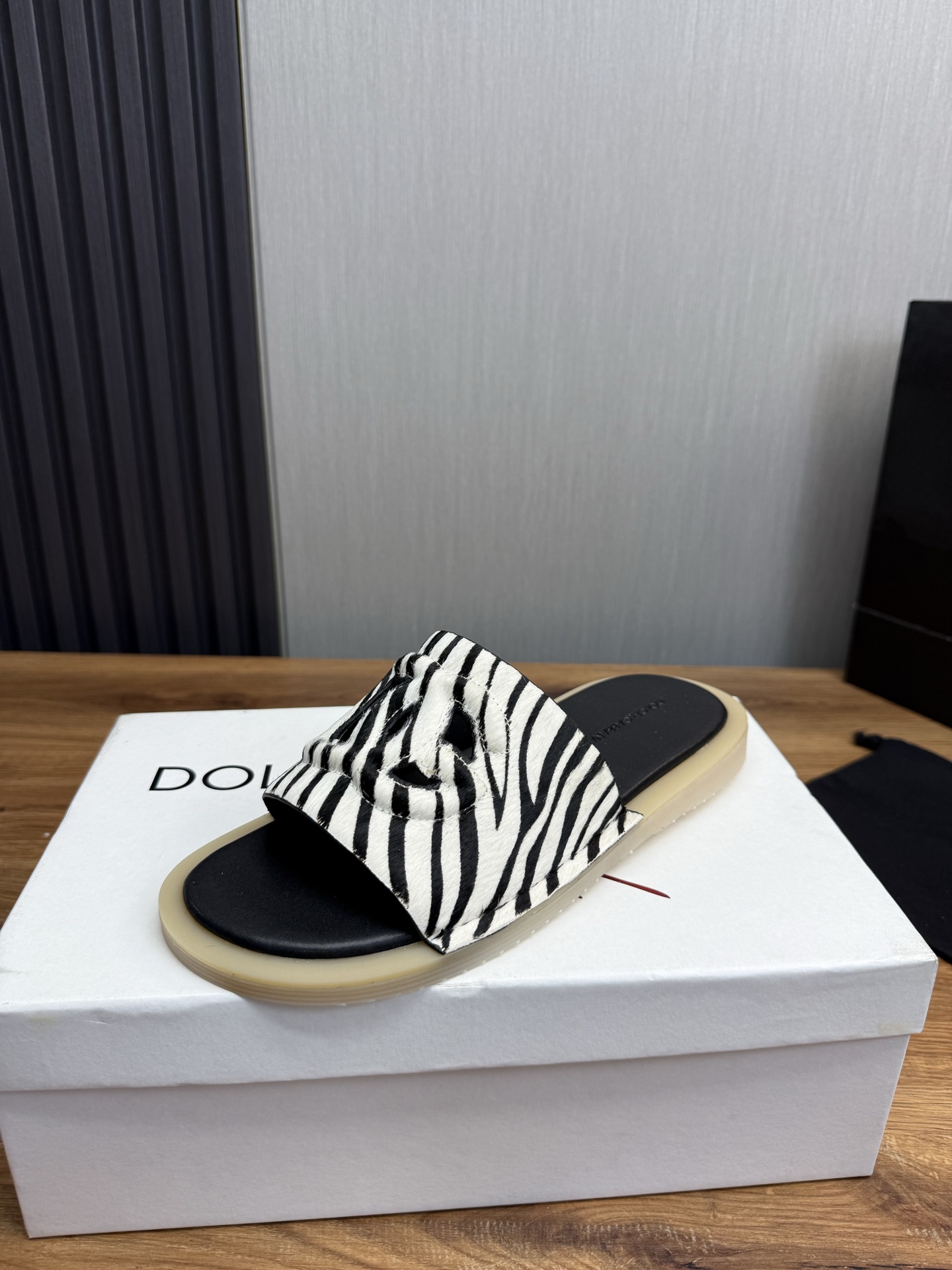 NO:277256,Dolce & gabbana (DG) official website synchronizes new style slippers fashion hot style: 1 exclusive model opening unique brand style logo upper original private model outsole 8-44 (45 customized without return or exchange), Dolce & Gabbana, Dolce & Gabbana, slippers19860909Dolce & gabbana（DG）官网同步新款拖鞋时尚爆款:1独家开模独有的品牌风格logo鞋面原厂私模大底8-44（45订做不退换）,,Dolce&Gabbana,Dolce&Gabbana,slippers,Men's shoes