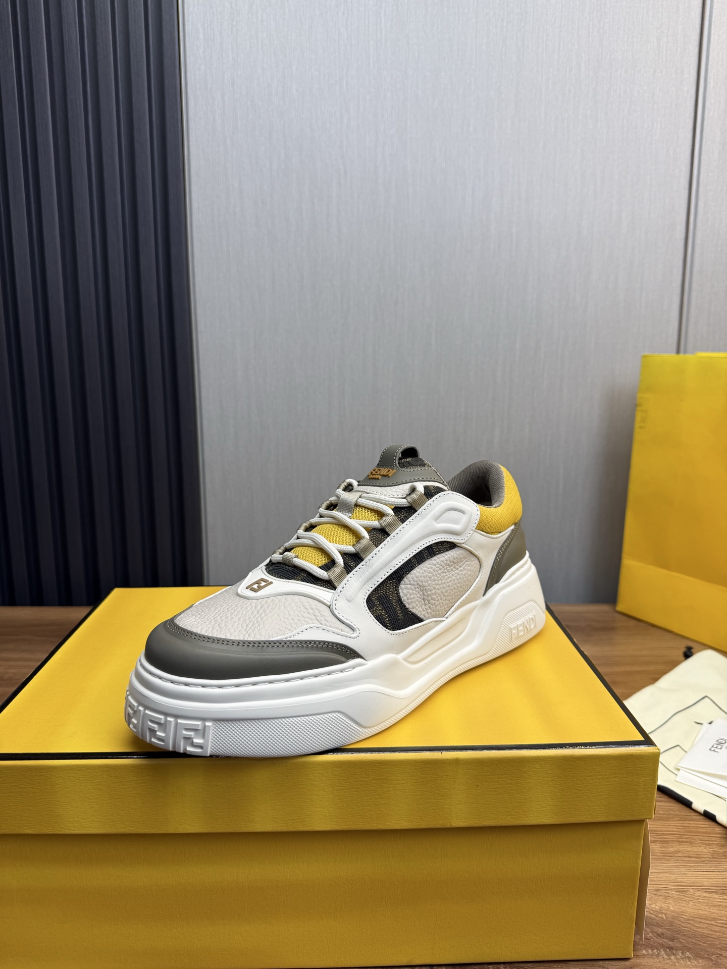 NO:277903,FENDI men's model 1:1 replica of the latest hit and hot-selling original cowhide splicing - Comfort Net Lining Original Bottom Bottom In stock supply 38-45 (38.45 no return or exchange), fendi, fendi, cowhide19860909芬迪（FENDI）男款 官网1:1复刻 最新爆款热卖原版牛皮拼接- 舒适网内里 原版大底 现货供应38-45（38.45不退换）,,fendi,fendi,cowhide,Men's shoes