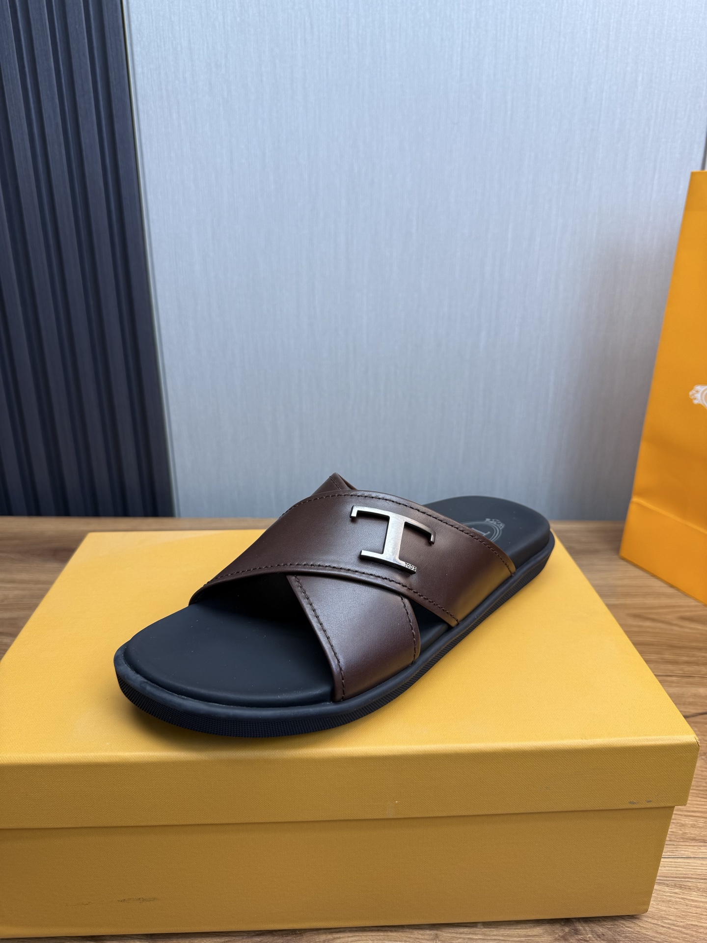 NO:277920,TODS high-end men's slippers, hot-selling products, original 1:1 imported cowhide material original large sole!  size39-45 (45 no return or exchange), Tod's, slippers, cowhide19860909TODS高端男拖鞋 爆款热卖 原版1:1进口牛皮材质原厂大底！ size39-45（45不退换）,,Tod's,slippers,cowhide,Men's shoes