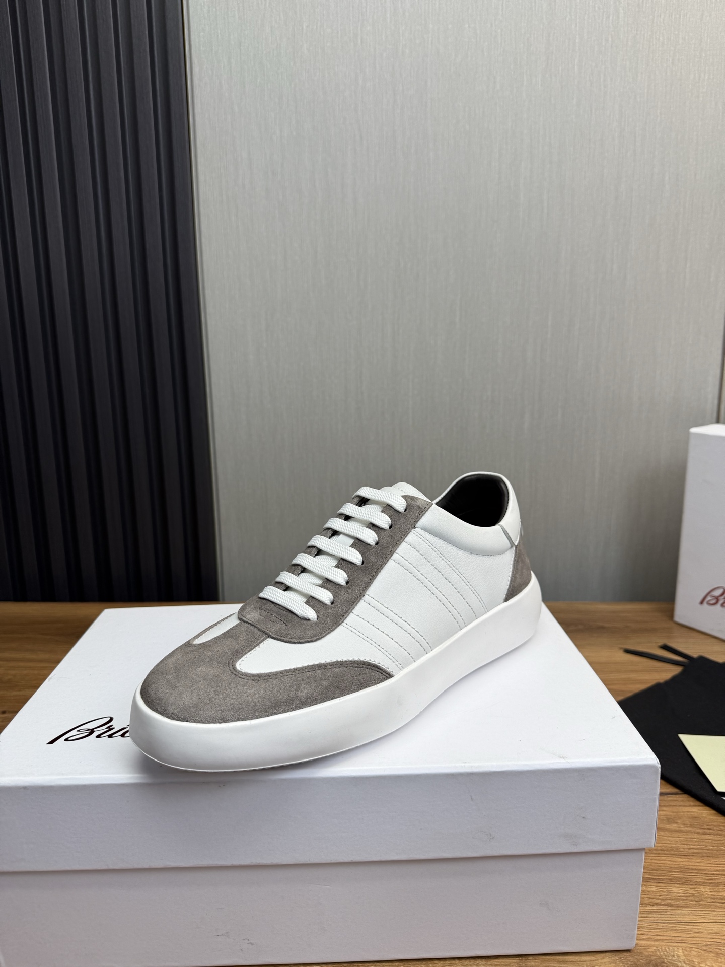 NO:278004,Brownie. Men's Fashion Simple Casual Board Shoes This fashionable sneaker is carefully made of mixed materials, uses light EVA foam sole, matched with cowhide and cowhide feet, soft, comfortable and breathable on the upper foot, and comes with original box packaging Size39-44 (custom made in 38.45), thom browne, sneakers, cowhide19860909布朗尼.男士时尚简约休闲板鞋 这款时尚运动鞋选用混合材质精心制作,采用轻盈EVA发泡鞋底,搭配牛皮和牛皮垫脚,上脚柔软舒适透气,配原盒包装 Size39-44（38.45定做）,,thom browne,sneakers,cowhide,Men's shoes