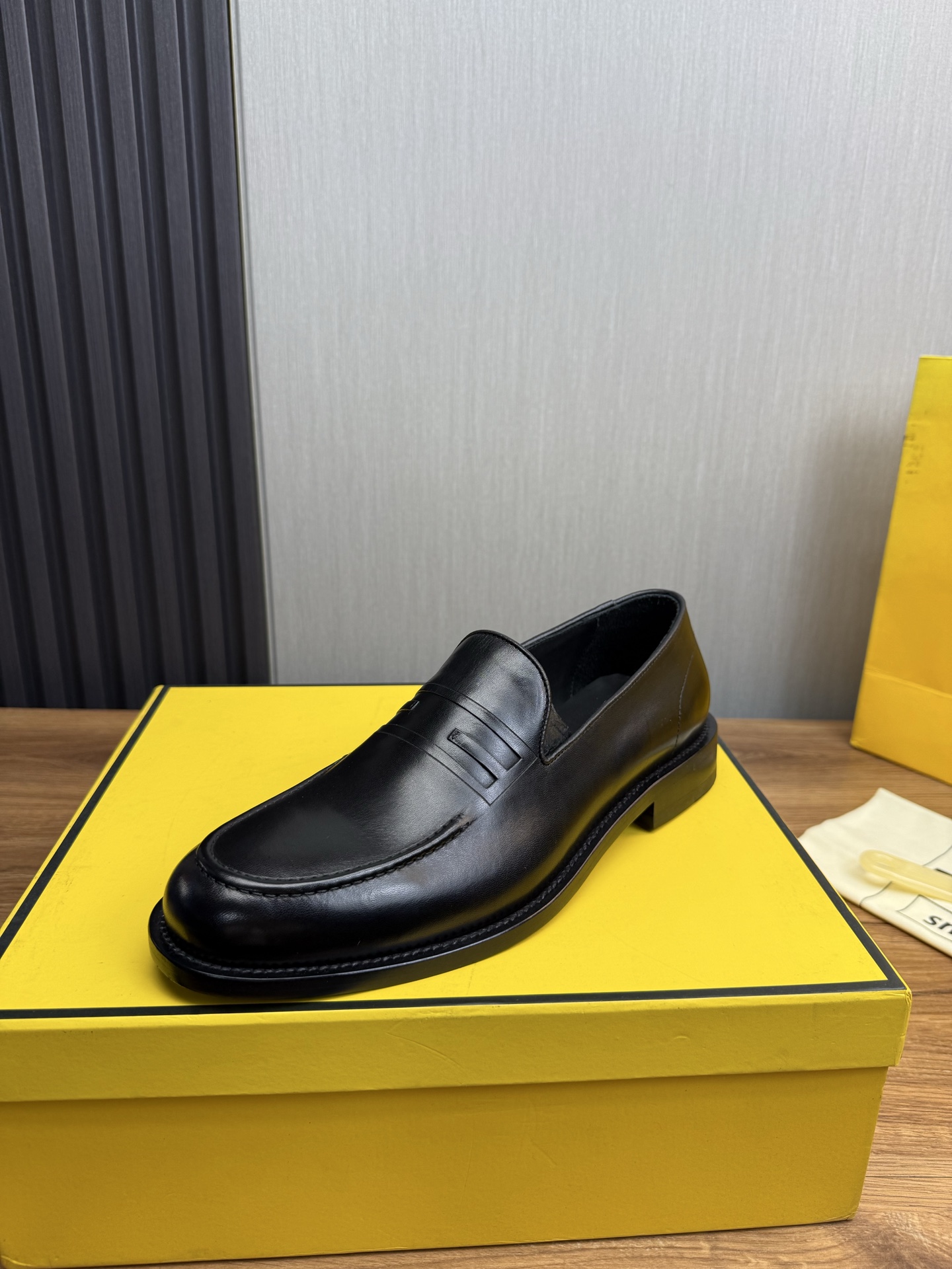 NO:277999,【FENDI】Fendi. Men's business casual leather shoes Imported calfskin/opening beads/brand logo prints - Comfortable cowhide inner lining - Outsole genuine leather outsole heel implanted with rubber bottom, perfect injection molding - Ultra high quality control, fine workmanship highlighted (high-end, noble, grade) -Size 39-44. (38.45. Customized without return and exchange),,fendi,fendi,cowhide,Leather soles19860909【 FENDI】芬迪.男士商务休闲皮鞋 进口小牛皮/开边珠/品牌logo印花 -内里舒适牛皮内里 -大底真皮大底后跟植入橡胶底片,完美注塑 -超高品控·做工精细凸显(高端·贵气·档次) -Size 39-44.（38.45.定制不退换）,,fendi,fendi,cowhide,Leather soles,Men's shoes