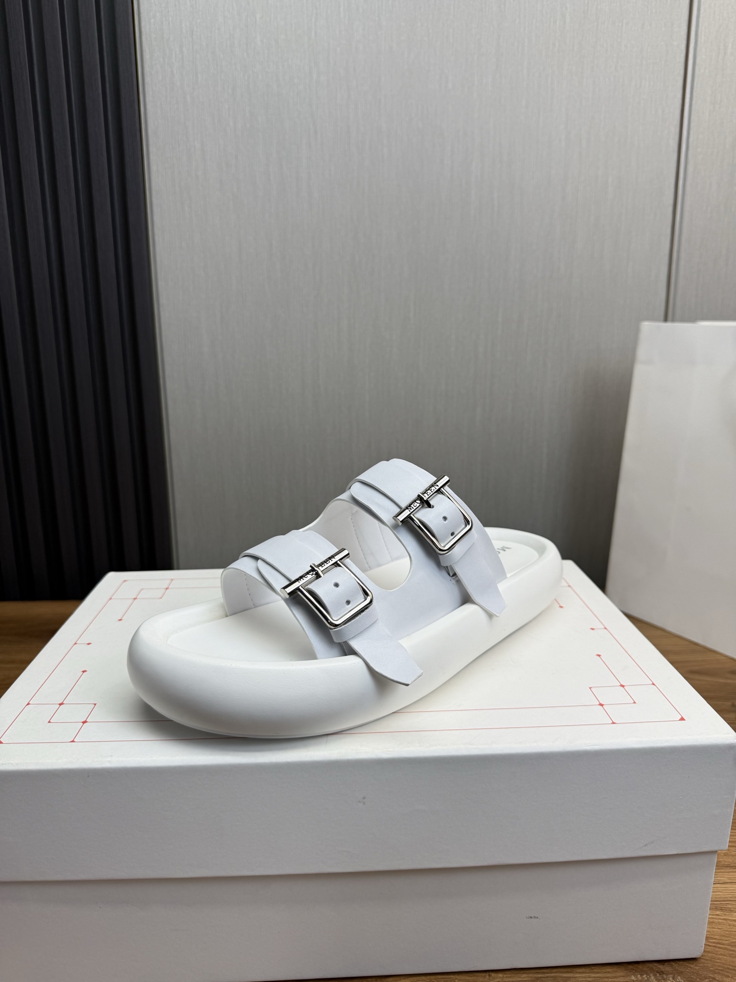 NO:278035,McQueen. Hot selling men's slippers, original imported material, original outsole!  size38-45 (45 no return or exchange), alexander mcqueen,slippers19860909麦昆.爆款男拖鞋热卖 原版进口材质原厂大底！ size38-45（45不退换）,,alexander mcqueen,slippers,Men's shoes