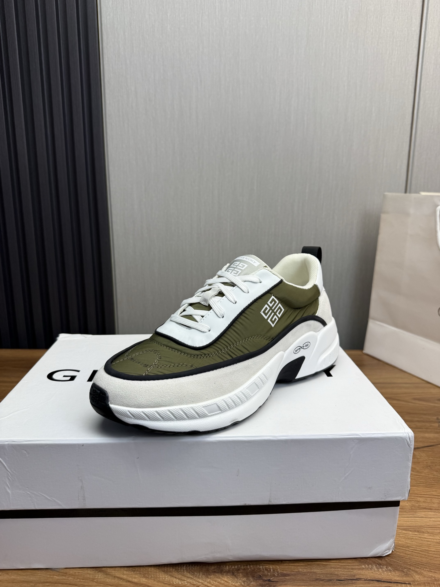 NO:279343,Gv *y~Givenchi. New GIV 1 men's thick-soled heightened casual sneakers, high-quality calfskin spliced ​​and breathable cloth!  The footwork is handsome and stylish, with 4CM height and enhancement of aura. The shoe body is contrasting and spliced ​​with 4G LOGO logo and three-dimensional GIVENCHY logo. The lightweight TPU foamed sole makes the feet feel light and comfortable!  Size39-44 (45 custom made), given , given , given , given , sneakers , cowhide19860909Gv *y～纪梵希.全新GIV 1男士厚底增高休闲运动鞋,鞋面高品质小牛皮拼接透气布面制成！上脚效果帅气有型,增高4CM,提升气场,鞋身撞色拼接设计,饰有4G LOGO标志和立体GIVENCHY标志.轻质TPU发泡大底,脚感轻便舒适！ Size39-44（45定做）,,givenchy,givenchy,sneakers,cowhide,Men's shoes