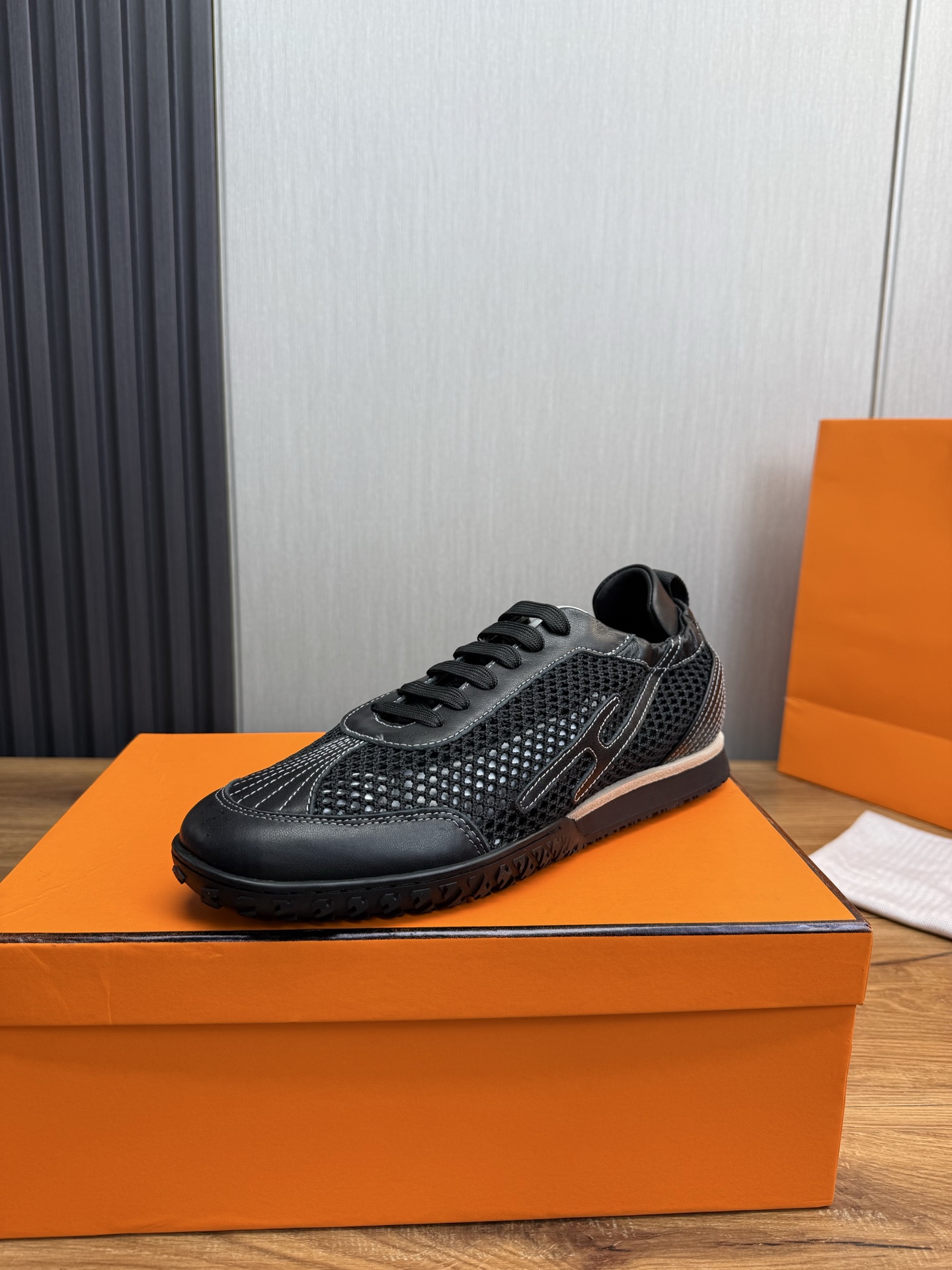 Hermès Men's Décontracté Sneakers in Black Leather and Mesh 2 i1745091898988 7752 0 9