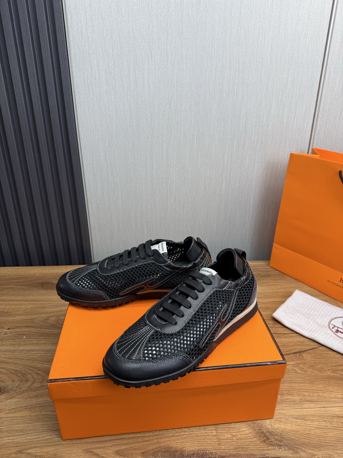 Hermès Men's Décontracté Sneakers in Black Leather and Mesh 4 i1745091899018 9047 0 2