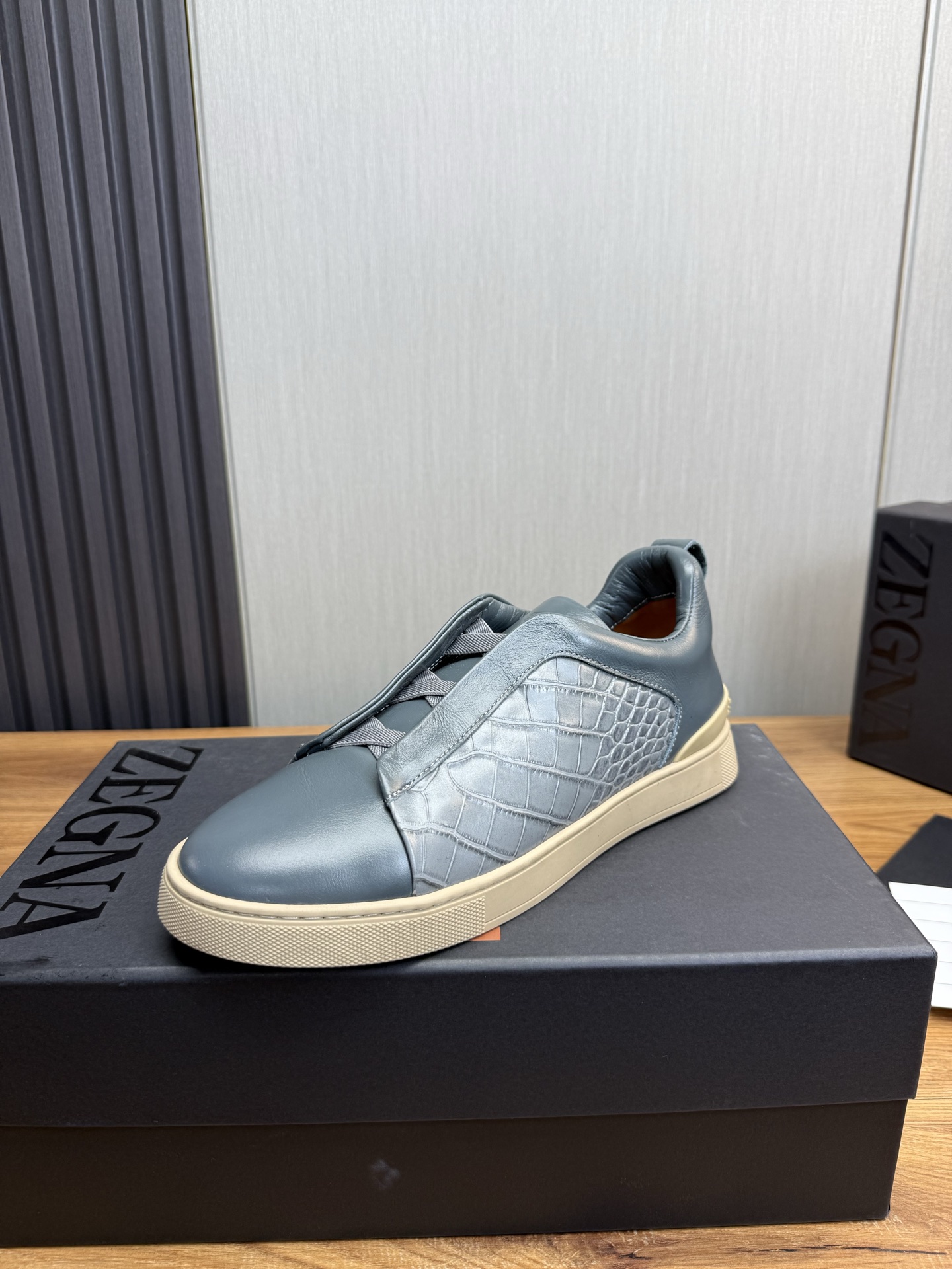 NO:279986,The new series of ZEGNA ZEGNA crocodile leather men's shoes wenyTriple StitchMonte luxury casual shoes. The latest catwalk model is synchronized by the official website. PRODUCT INFORMATIONMONTE (MN·TE) means 