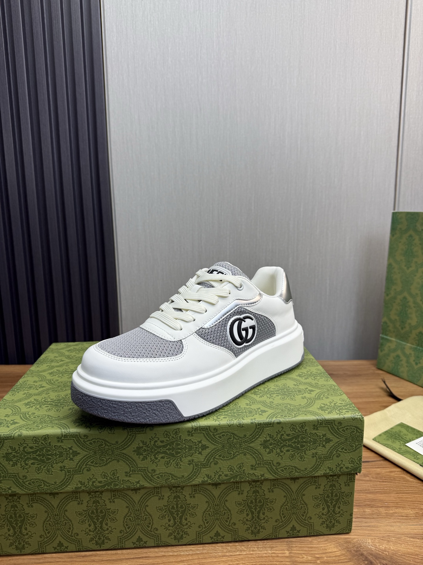 NO:280423,GUCC*—Guqi. High-version counters are available simultaneously. Men's new style of shoes, imported cowhide upper; 