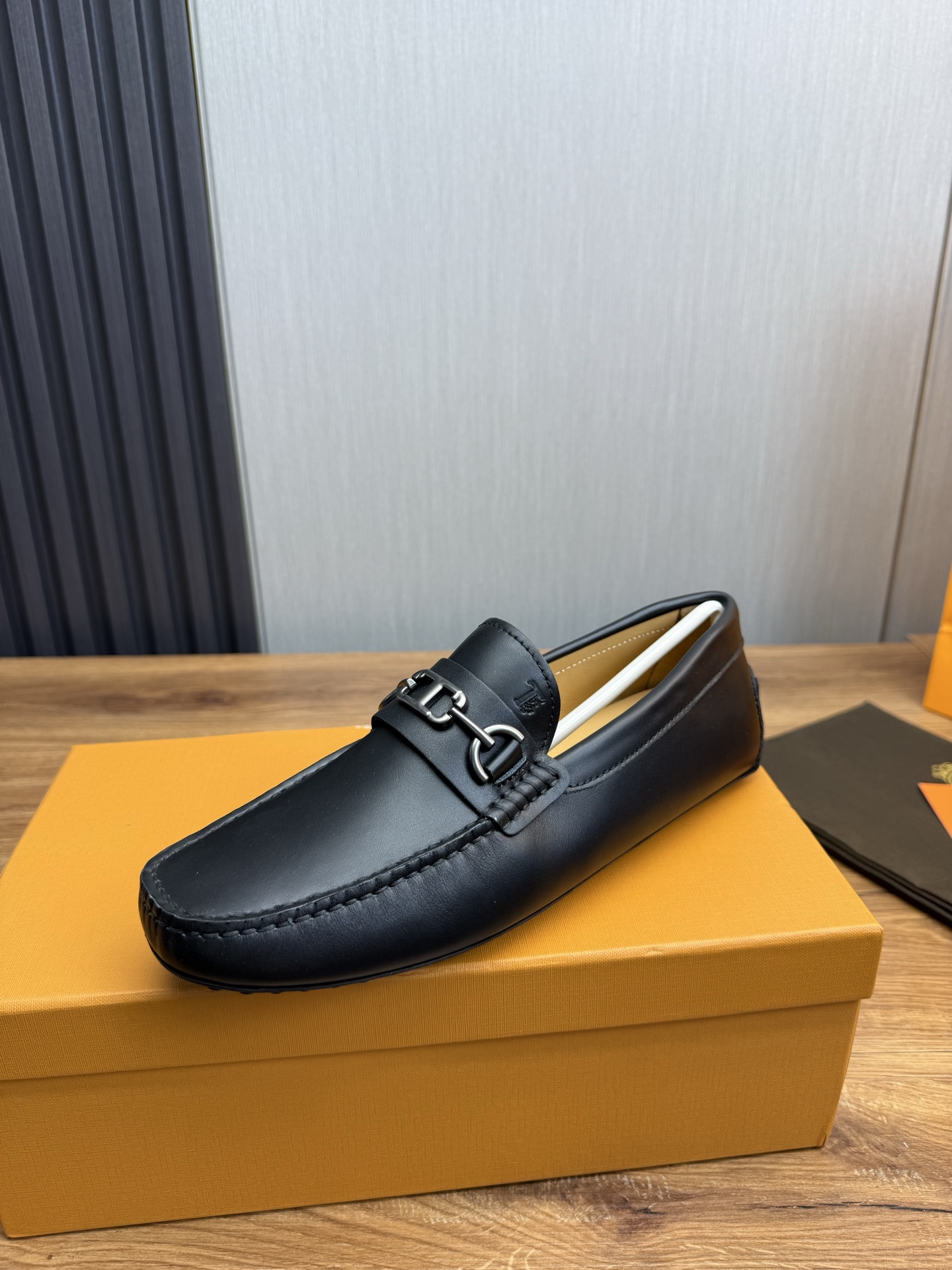 TOD'S Classic Driving Loafers: Stylish, Comfortable, and High-Quality 1 TOD'S Classic Driving Loafers: Stylish, Comfortable, and High-Quality