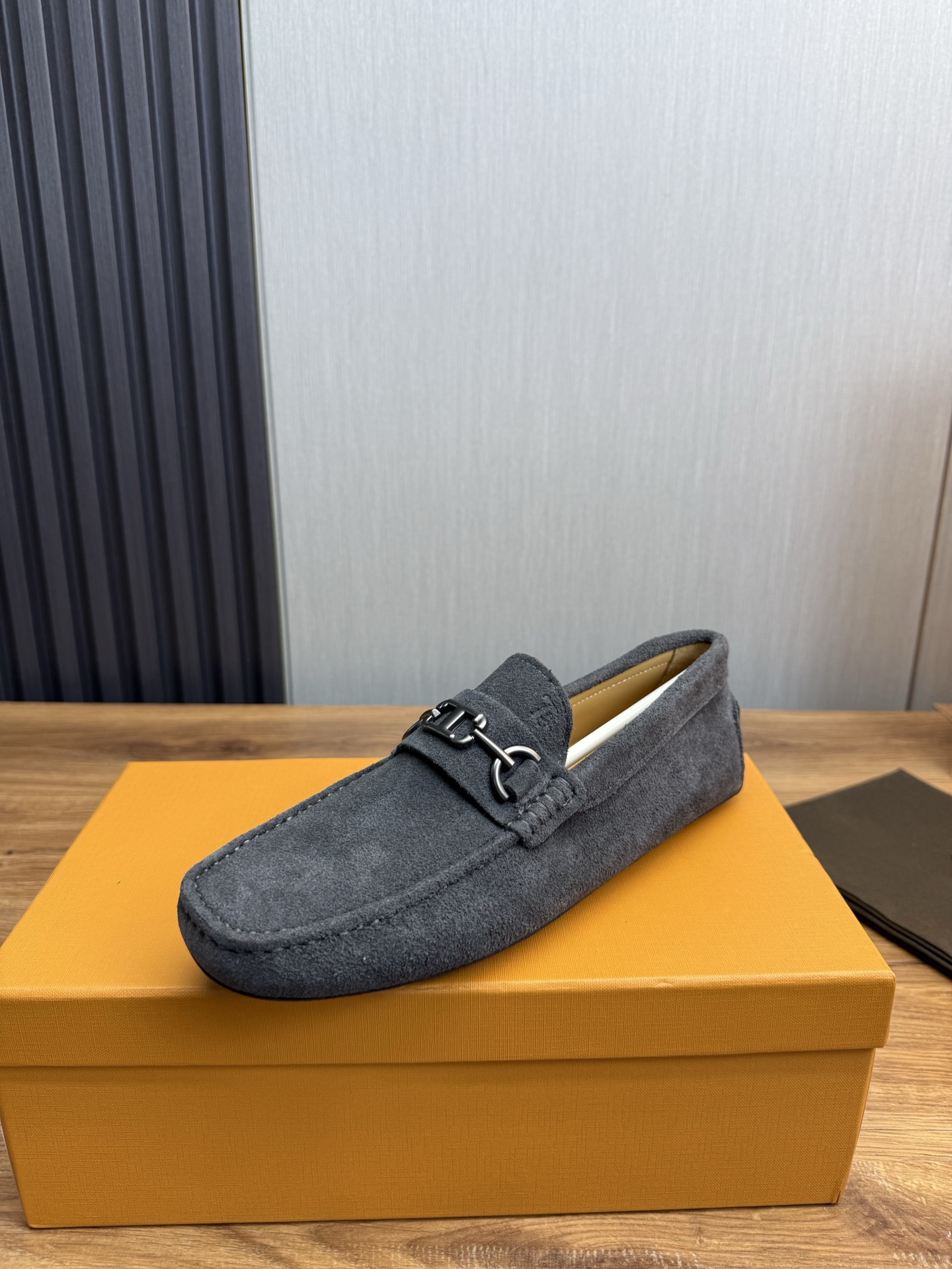TOD'S Classic Driving Moccasins: Casual, Stylish, and Comfortable Slip-Ons 1 TOD'S Classic Driving Moccasins: Casual, Stylish, and Comfortable Slip-Ons