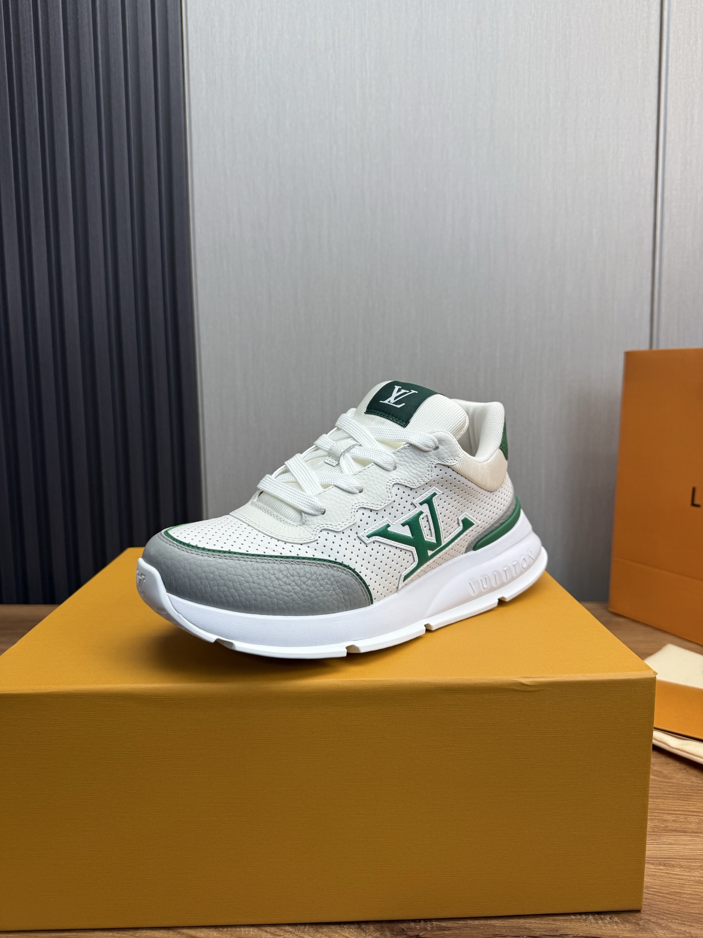 NO:281209,LV. Men's shoes counter hit, official website synchronization, 1:1 high-quality shipment original cowhide original original bottom, 38-45 (45 custom made without return or exchange), louis vuitton, cowhide19860909LV.男鞋专柜爆款,官网同步,1:1高品质出货原版牛皮 原厂原版底,38-45（45定做不退换）,,louis vuitton,cowhide,Men's shoes