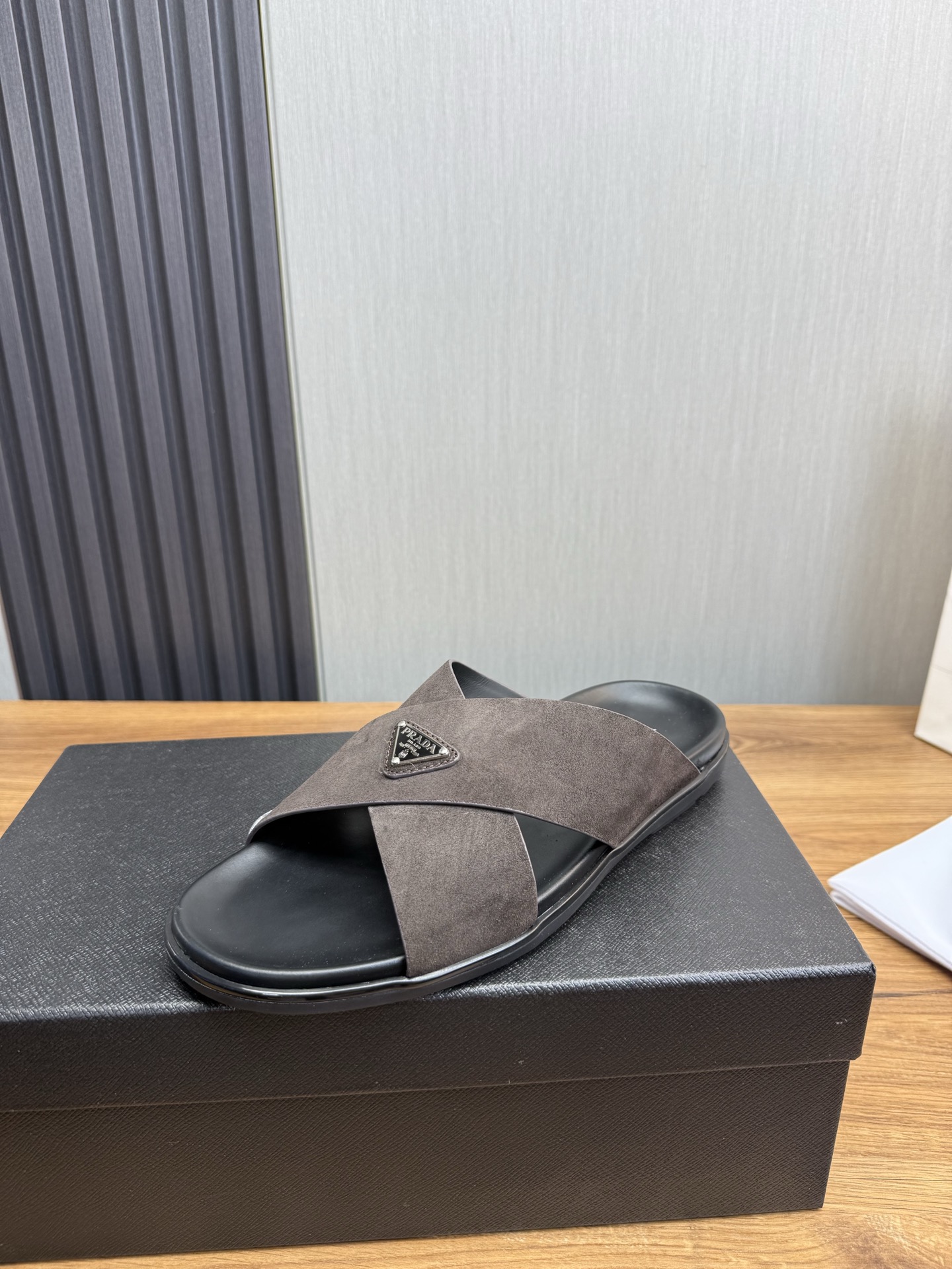 NO:283019,Prada. Men's slippers official website one-to-one production 38-45 sizes 45 46 customized!  All genuine leather slippers original outsole, prada, slippers19860909普拉达.男拖鞋官网一比一制作 38-45码 45 46 订做！全真皮拖鞋 原版大底,,prada,slippers,Men's shoes