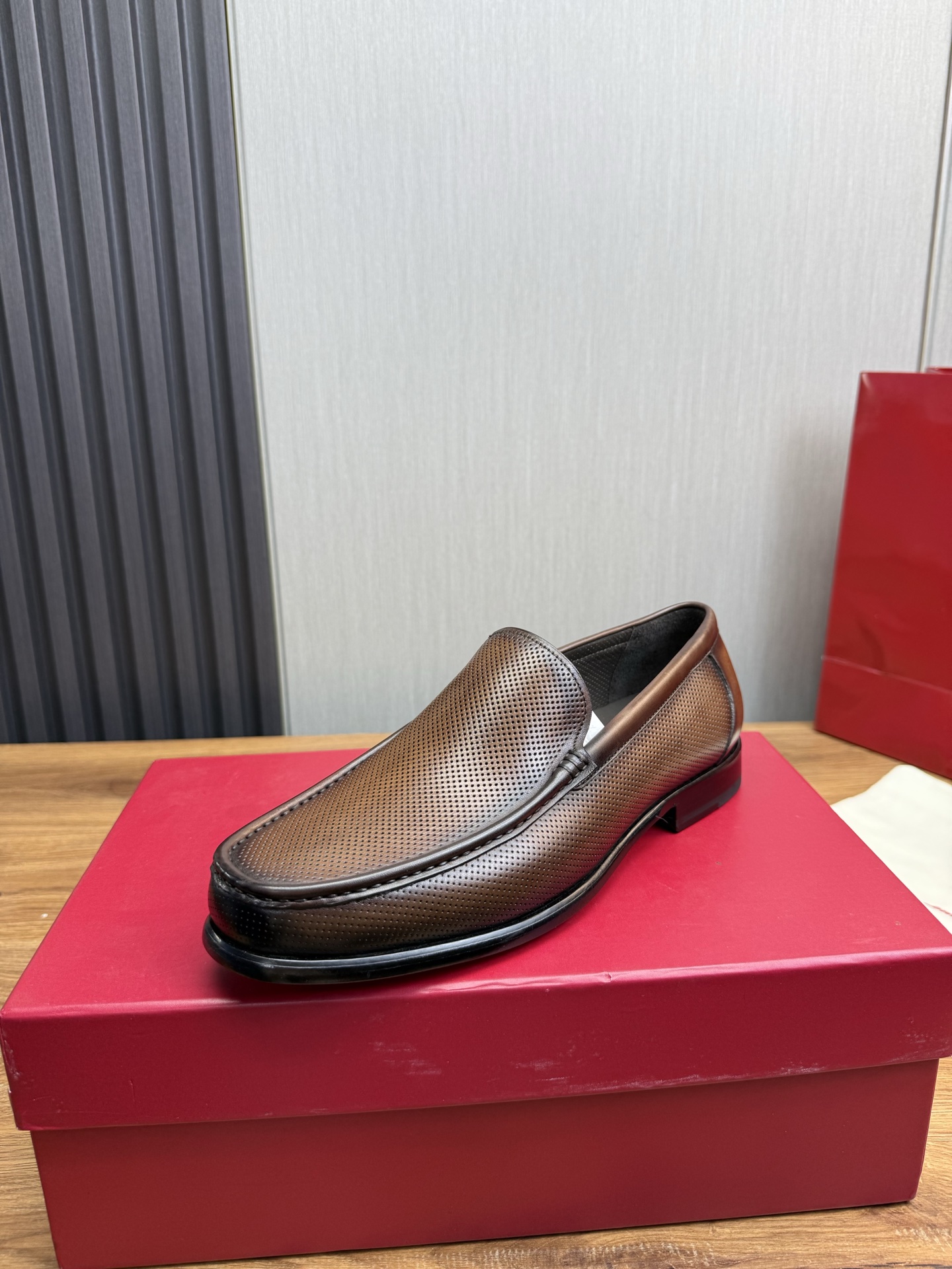 NO:283023,Original single ruthless goods, genuine leather sole Ferragamo. Men's business casual leather shoes, top-grade cow goods. 1:1 shipment luxury and noble all use imported original brand fabrics, just to create a more comfortable wearing experience, original imported cowhide punching, cow leather top-grade imported water dye all bells, original genuine leather sole 8-45 (38.45 no return or exchange), ferragamo, cowhide, Leather soles19860909原单狠货,真皮大底 菲拉格慕.男士商务休闲皮鞋,顶级牛货.1:1出货奢华尊贵全部采用进口原版品牌面料,只为打造更为舒适的穿着体验,鞋面原版进口牛皮冲孔,牛皮顶级进口水染全牛里,原版真皮大底8-45（38.45不退换）,,ferragamo,cowhide,Leather soles,Men's shoes