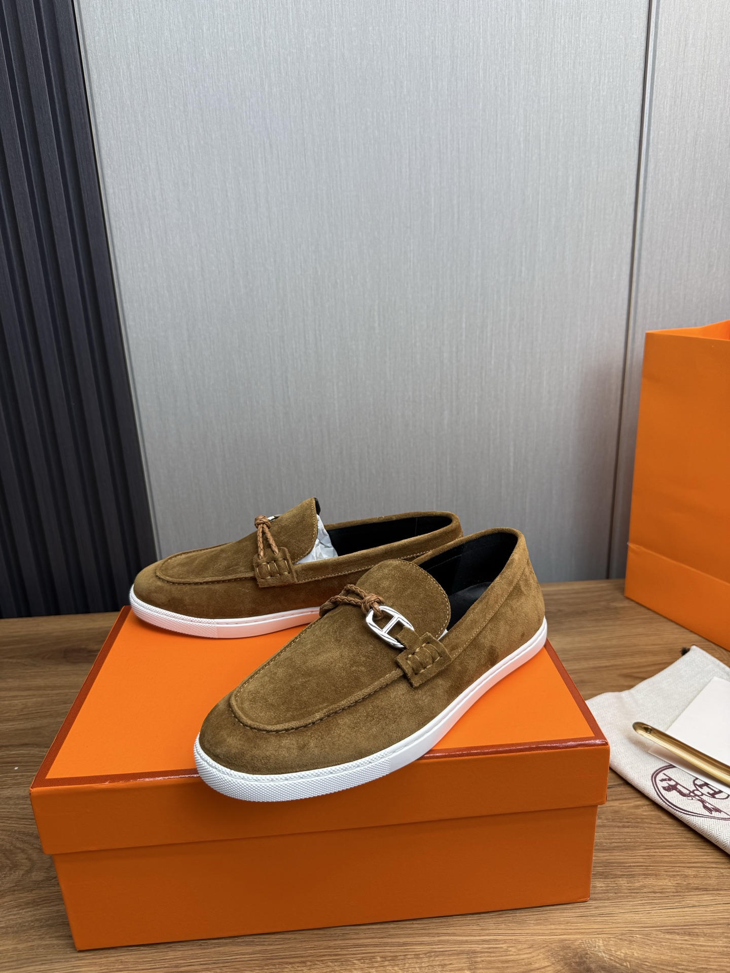 Hermes Men's Suede Loafers with Iconic Buckle - Stylish Comfort 4 i1746386284692 4519 0 4