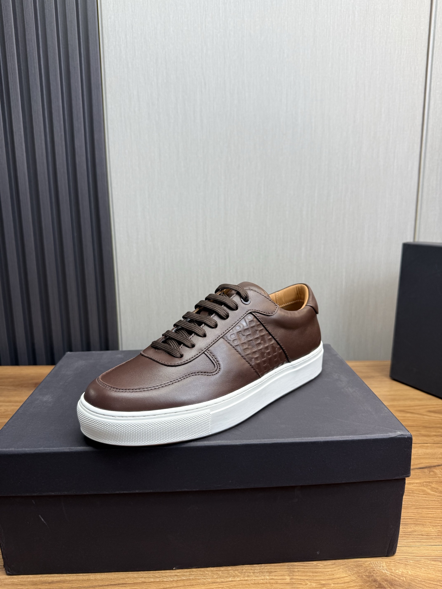 NO:283418,Boss men's casual sneakers, top Dongguan products!  The original mold is opened, the upper is made of calfskin imported from Italy, and the cowhide inner foot is soft and comfortable. The original large sole feels light and is non-slip. Size39-44 (custom made in 45), sneakers, cowhide19860909Boss男士休闲运动鞋 顶级莞货！原版开模,鞋面采用意大利进口小牛皮,牛皮内里上脚柔软舒适 原版大底脚感轻便,防滑. Size39-44（45订做）,,sneakers,cowhide,Men's shoes
