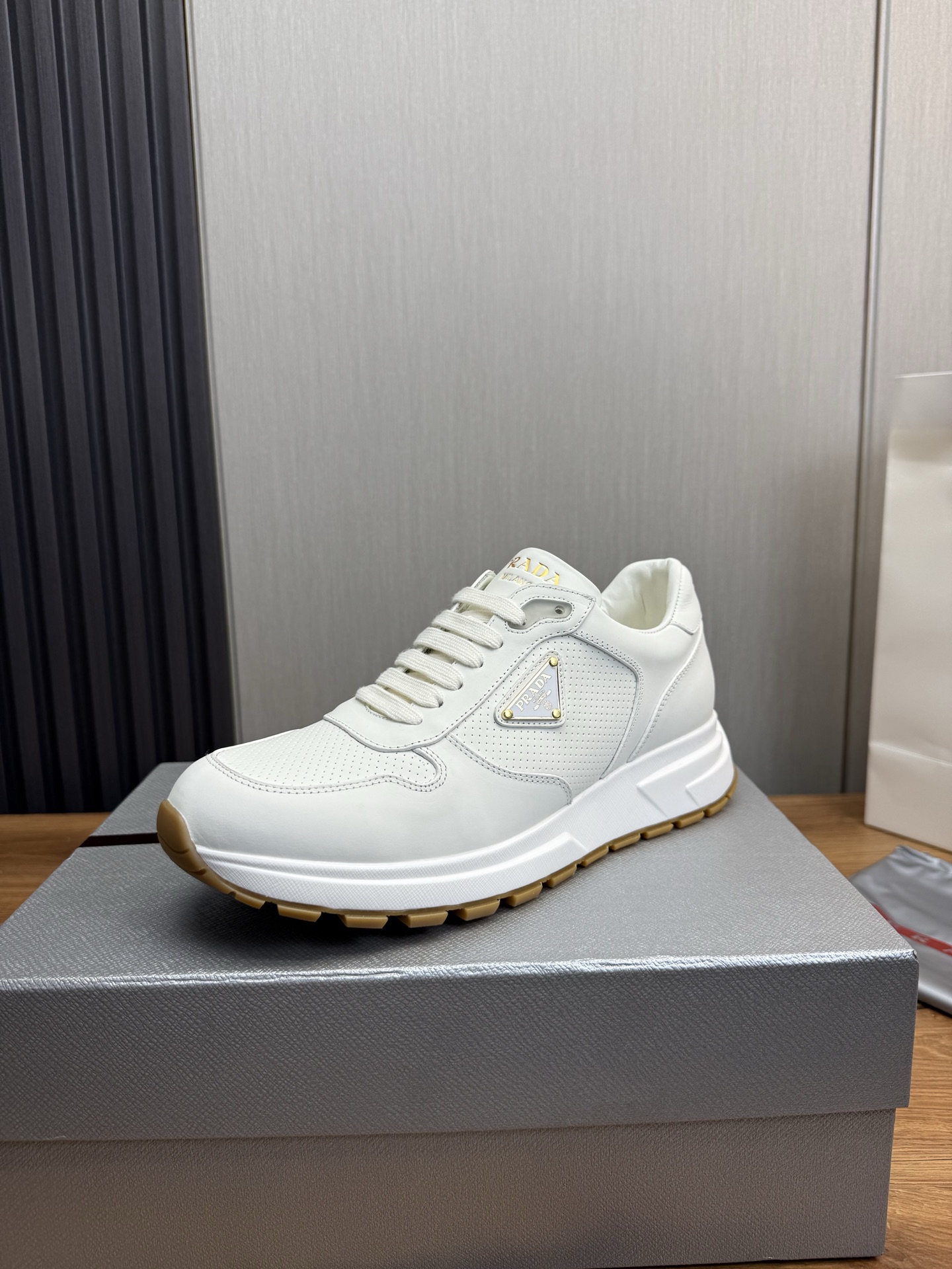 NO:283513,【PRADA Prada】The men's shoes counter hit, the official website is synchronized, 1 high-quality shipment original cowhide punching   cowhide inner, 11 replica, original original bottom, 38-45 (45 custom made without return or exchange), prada, prada, cowhide19860909【PRADA普拉达】男鞋专柜爆款,官网同步,1高品质出货原版牛皮冲孔 牛皮内里,11复刻 ,原厂原版底,38-45（45定做不退换）,,prada,prada,cowhide,Men's shoes