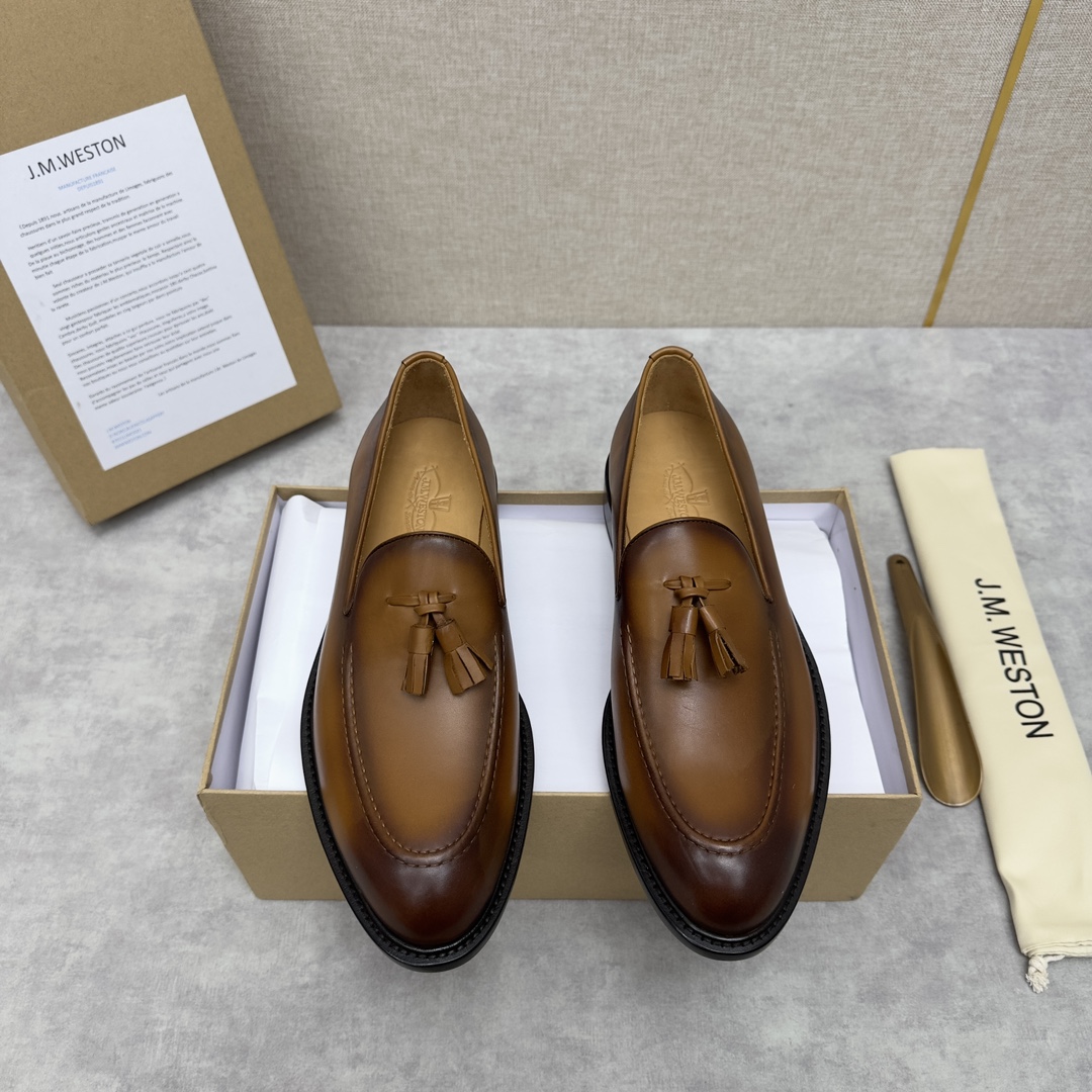 NO:283753,J.M.Westo*n Wiston is the top French leather shoe brand. Wiston leather shoe brand originated from more than 100 years since its establishment in France in 1891. Its purely handmade men's shoes, which have been known for more than a hundred years. J.M.Westo*n is internationally renowned for its traditional exquisite handcrafting technology and elegant and restrained design style. It is a classic men's loafer leather shoe. It is made of imported cowhide/reverse cowhide. The upper is hand-sewn with the same material horizontal belt and the foot pad is made of high-quality benzene dyed imported cowhide to create the foot pad imprint brand. The logo logo marks the original Italian leather outsole. The heel is added with rubber bottom to enhance the grip performance. It is anti-slip and comfortable!  Standard counter number 39～44# (customized for 38.45.46), Loafers, cowhide, Leather soles19860909J.M.Westo*n 威士-顿 法国顶级皮鞋品牌 威士-顿皮鞋品牌起源于1891年在法国成立以来已有100多年的历史,其超过百年的纯手工制造男鞋J.M.Westo*n 以传统精湛的手工技术、高雅而内敛的设计风格而享誉国际堪称是奢华绅士皮鞋的制作典范经典的男士乐福鞋皮鞋 采用进口牛皮/反牛皮制成手工缝制鞋面 鞋面饰以同材质横带加持内里及垫脚选用优质苯染进口牛皮打造垫脚上压印品牌 logo标识原版意大利真皮大底 后跟加入橡胶底片增强抓地性能 防滑且舒适！ 标准专柜码数39～44#（38.45.46定做）,,loafers,cowhide,Leather soles,Men's shoes