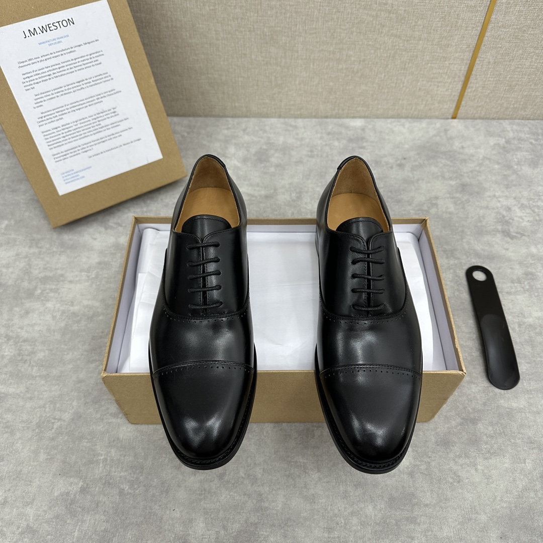 NO:283759,J.M.Westo*n Wiston is the top French leather shoe brand. Wiston leather shoe brand originated from more than 100 years since its establishment in France in 1891. Its purely handmade men's shoes, which have been more than a hundred years, is internationally renowned for its traditional exquisite handwork technology and elegant and restrained design style. It can be regarded as a model for making luxury gentleman leather shoes. This Oxford formal shoes leather shoes is simple in shape, classic in shape and full of personality. It is made of imported polished cowhide/open-edge bead matte skin/caviar cowhide!  The shoe shape has been redesigned and more ergonomic. The circumference of the shoe is decorated with cowhide and a round waxed lace-up design. Simple but fashionable. Luxurious. The inner water dyed black calfskin original Italian leather outsole heel is decorated with rubber patch to enhance grip performance. Elegant and atmospheric. It is available for sale in the original packaging!  Standard leather shoes size 39～44# (customized for 38.45.46), cowhide, Leather soles19860909J.M.Westo*n 威士-顿 法国顶级皮鞋品牌 威士-顿皮鞋品牌起源于1891年在法国成立以来已有100多年的历史,其超过百年的纯手工制造男鞋J.M.Westo*n 以传统精湛的手工技术、高雅而内敛的设计风格而享誉国际堪称是奢华绅士皮鞋的制作典范此款牛津鞋正装鞋皮鞋鞋型简约,造型经典,富有个性.采用进口抛光牛皮/开边珠雾面皮/鱼子酱牛皮制成 ！鞋型经重新设计,更符合人体工学 鞋口周圈饰有牛皮饰边,圆形打蜡系带设计 朴素却又带着时尚 奢华面感 内里水染黑色小牛皮原版意大利真皮大底后跟饰以橡胶贴片增强抓地性能 优雅大气 原包装发售！ 标准皮鞋码数39～44#（38.45.46定做）,,cowhide,Leather soles,Men's shoes