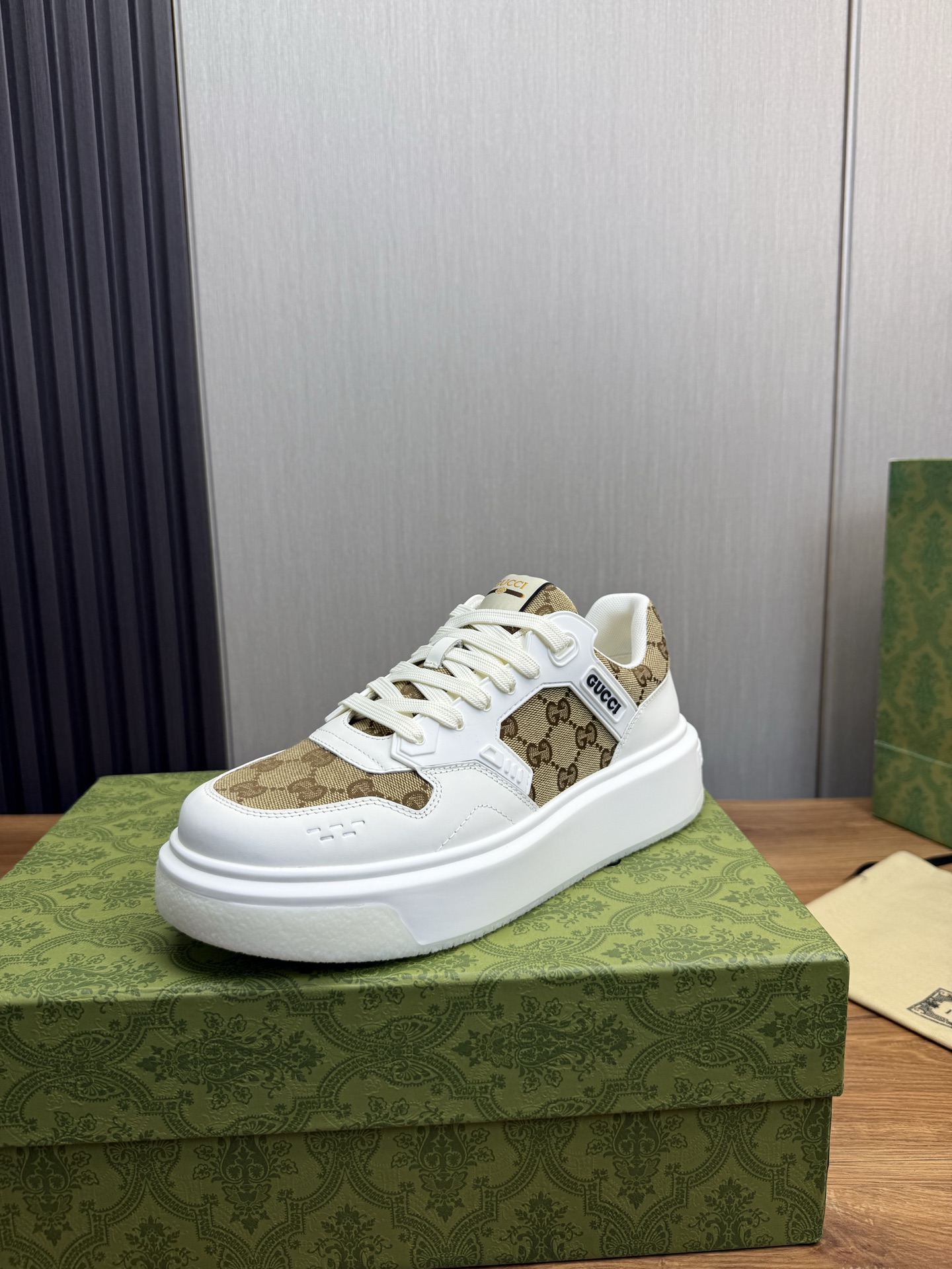 NO:284314,GUCC*—Guqi. High-version counters are available simultaneously. Men's new style of shoes, imported cowhide upper; 