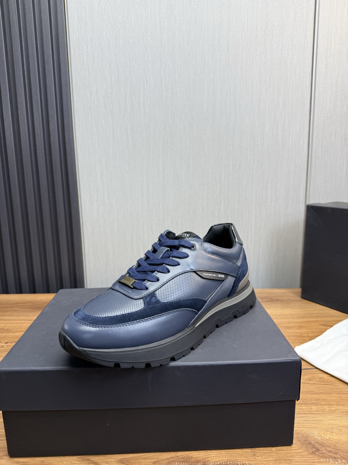 NO:284324,Boss men's casual sneakers, original mold opening, upper adopts Italian imported calfskin spliced ​​mesh, soft and comfortable on the upper, original large soles feel light and non-slip. Size39-44,,sneakers,cowhide19860909Boss男士休闲运动鞋,原版开模,鞋面采用意大利进口小牛皮拼接网面,上脚柔软舒适 原版大底脚感轻便,防滑. Size39-44,,sneakers,cowhide,Men's shoes