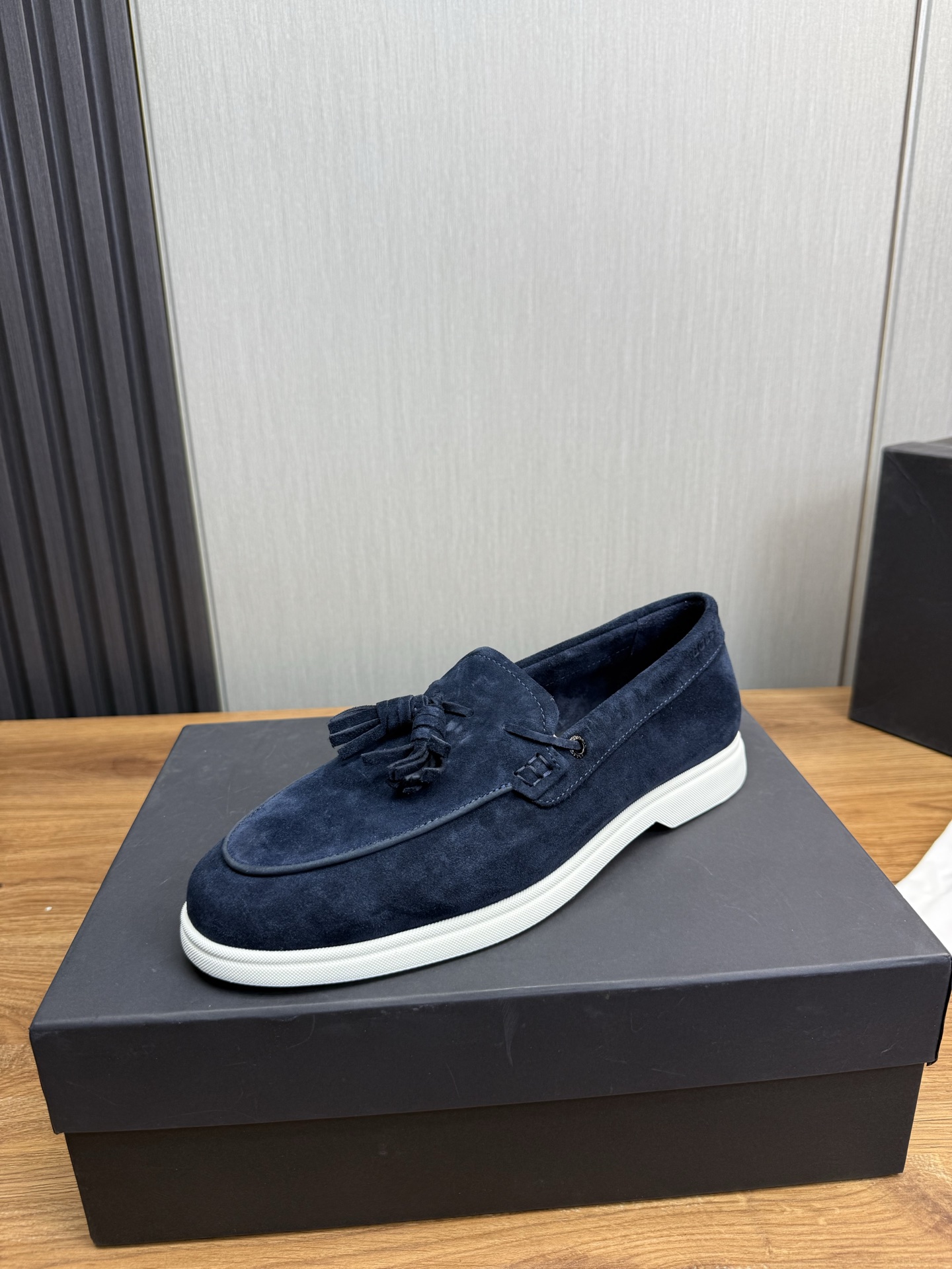 NO:284329,Boss men's casual driving shoes, top Dongguan goods!  The original mold is opened, the upper is imported calfskin from Italy, and the cowhide is soft and comfortable inside. The original large sole feels light and non-slip. Size39-44,,cowhide19860909Boss男士休闲驾车鞋 顶级莞货！原版开模,鞋面采用意大利进口小牛皮,牛皮内里上脚柔软舒适 原版大底脚感轻便,防滑. Size39-44,,cowhide,Men's shoes