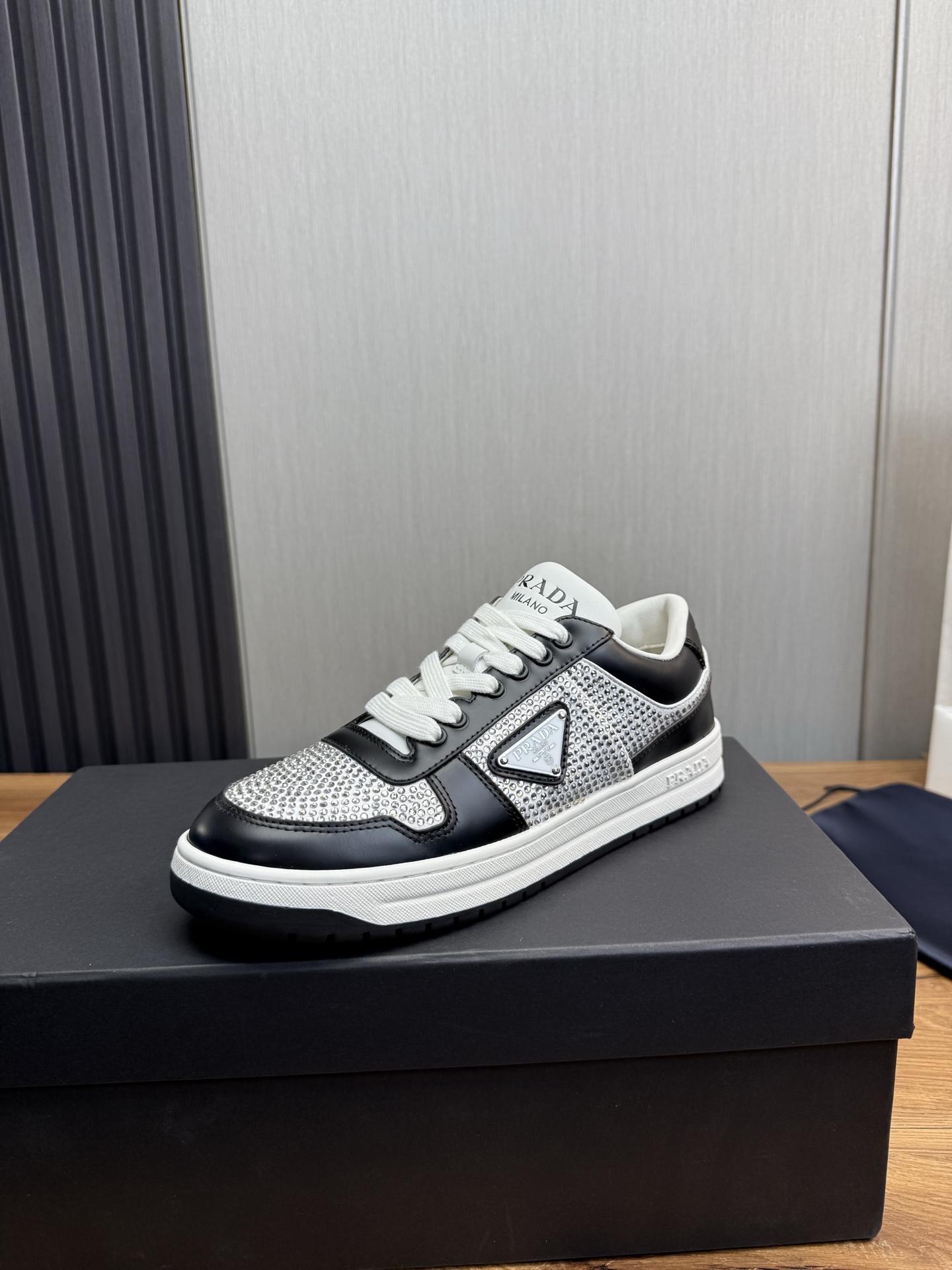 NO:351766,【PRADA Prada】The official website synchronizes the new model, high-quality shipping couples' hot products are sold. Original cowhide diamond + cowhide inner, 11 replica, original original bottom, 36-45 (female 40, male 45 customized, no return or exchange),, prada, prada, cowhide19860909【PRADA普拉达】官网同步新款,高品质出货情侣爆款热卖 原版牛皮烫钻+牛皮内里,11复刻 ,原厂原版底,36-45（女40 男45定做不退换）,,prada,prada,cowhide,Men's shoes