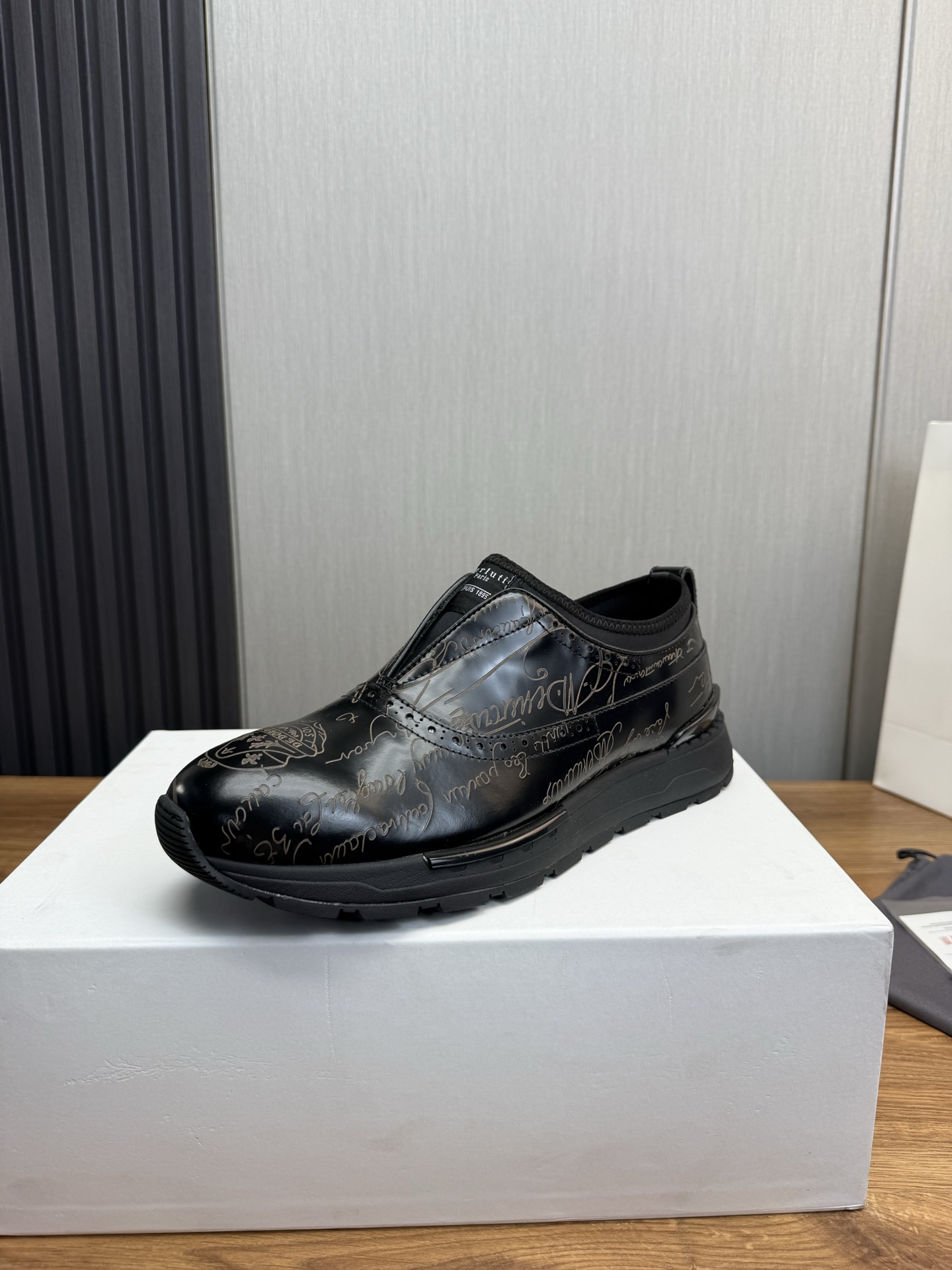 NO:351194,Berluti~ Berluti. New high-end men's casual shoes, top-level workmanship, ingenious work, imported calfskin craftsmanship, cowhide inner/foot pad, original foamed sole, comfortable and wear-resistant!  38-45 (38.45 custom made without return or exchange), cowhide19860909Berluti～ 布鲁提.新品高端男士休闲鞋,顶级做工,匠心之作,皮料选用进口小牛皮工艺,牛皮内里/垫脚,原版发泡大底,舒适耐磨！38-45（38.45订做不退换）,,cowhide,Men's shoes