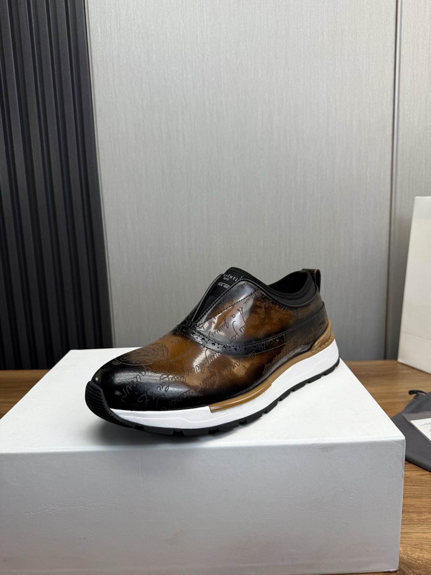 NO:351208,Berluti~ Berluti. New high-end men's casual shoes, top-level workmanship, ingenious work, imported calfskin to change the color, cowhide inner/foot pad, original foamed sole, comfortable and wear-resistant!  38-45 (38.45 custom made without return or exchange), cowhide19860909Berluti～ 布鲁提.新品高端男士休闲鞋,顶级做工,匠心之作,皮料选用进口小牛皮改色,牛皮内里/垫脚,原版发泡大底,舒适耐磨！38-45（38.45订做不退换）,,cowhide,Men's shoes