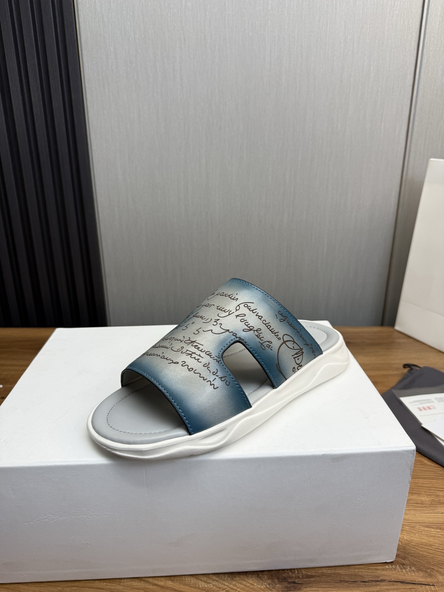 NO:351226,Berluti~ Berluti. New high-end men's slippers, top-level workmanship, ingenious work, imported calfskin color-changing graffiti technology, cowhide inner/foot pad, original foamed sole, comfortable and wear-resistant!  38-45 (38.45 custom made without return or exchange),,slippers,cowhide19860909Berluti～ 布鲁提.新品高端男士拖鞋,顶级做工,匠心之作,皮料选用进口小牛皮改色涂鸦工艺,牛皮内里/垫脚,原版发泡大底,舒适耐磨！38-45（38.45订做不退换）,,slippers,cowhide,Men's shoes