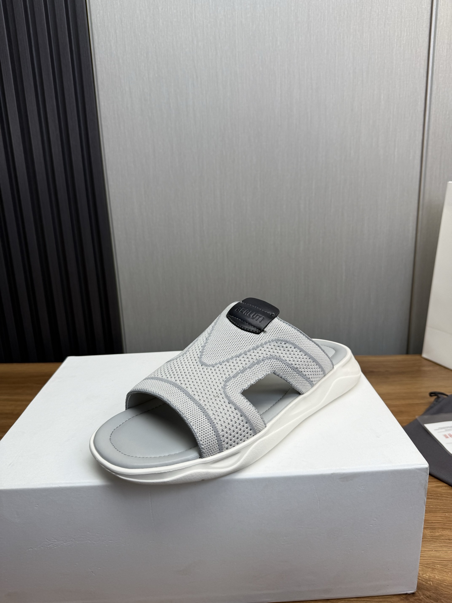 NO:351242,Berluti~ Berluti. New high-end men's slippers, top-grade workmanship, ingenious work, imported high-density flying weaving, cowhide inner lining/foot pads, original foamed sole, comfortable and wear-resistant!  38-45 (38.45 custom made without return or exchange),,slippers,cowhide19860909Berluti～ 布鲁提.新品高端男士拖鞋,顶级做工,匠心之作,皮料选用进口高密飞织,牛皮内里/垫脚,原版发泡大底,舒适耐磨！38-45（38.45订做不退换）,,slippers,cowhide,Men's shoes