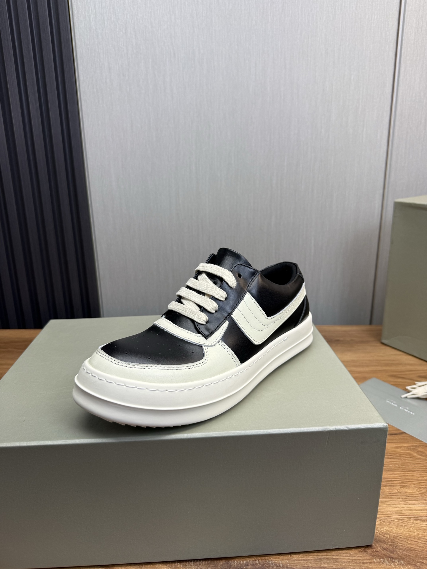 NO:349211,Rick Owens [Rick Owens] Fashionable casual shoes!  Popular items on the official website: Minimalist color application and careful cut, the first choice for classic and versatile!  The upper is super positive and the imported original material cowhide is soft and comfortable!  Original incense base 38-44, cowhide19860909瑞克-欧文斯【Rick Owens】 时尚休闲板鞋！官网热门单品 极简主义的色彩运用与用心剪 经典百搭首选！版型超正 鞋面结合进口原版材料牛皮,柔软舒适！原版香底38-44,,cowhide,Men's shoes