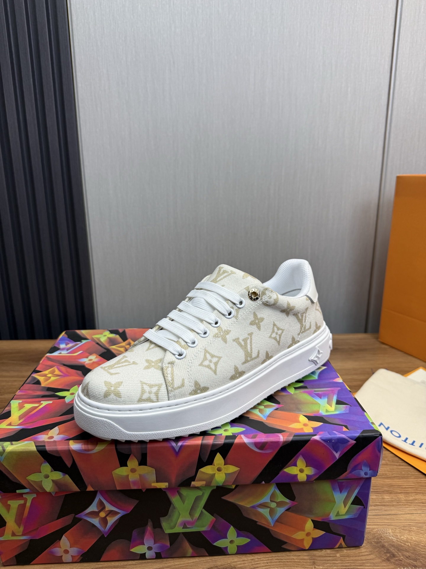 NO:348677,LOUIS VUITTON [Luden Yiwei] new trendy Lv is on the market, casual and fashionable men's shoes uppers are imported silk cowhide + cowhide net lining, original wear-resistant rubber outsole, simple and atmospheric, exclusive to trendy men. 38-44,,louis vuitton,louis vuitton,cowhide19860909LOUIS VUITTON【路登易威】全新潮款Lv上市,休闲时尚男鞋鞋面采用进口丝绸牛皮+牛皮网内里,原版耐磨橡胶大底,版型简洁大气,潮男专属.38-44,,louis vuitton,louis vuitton,cowhide,Men's shoes