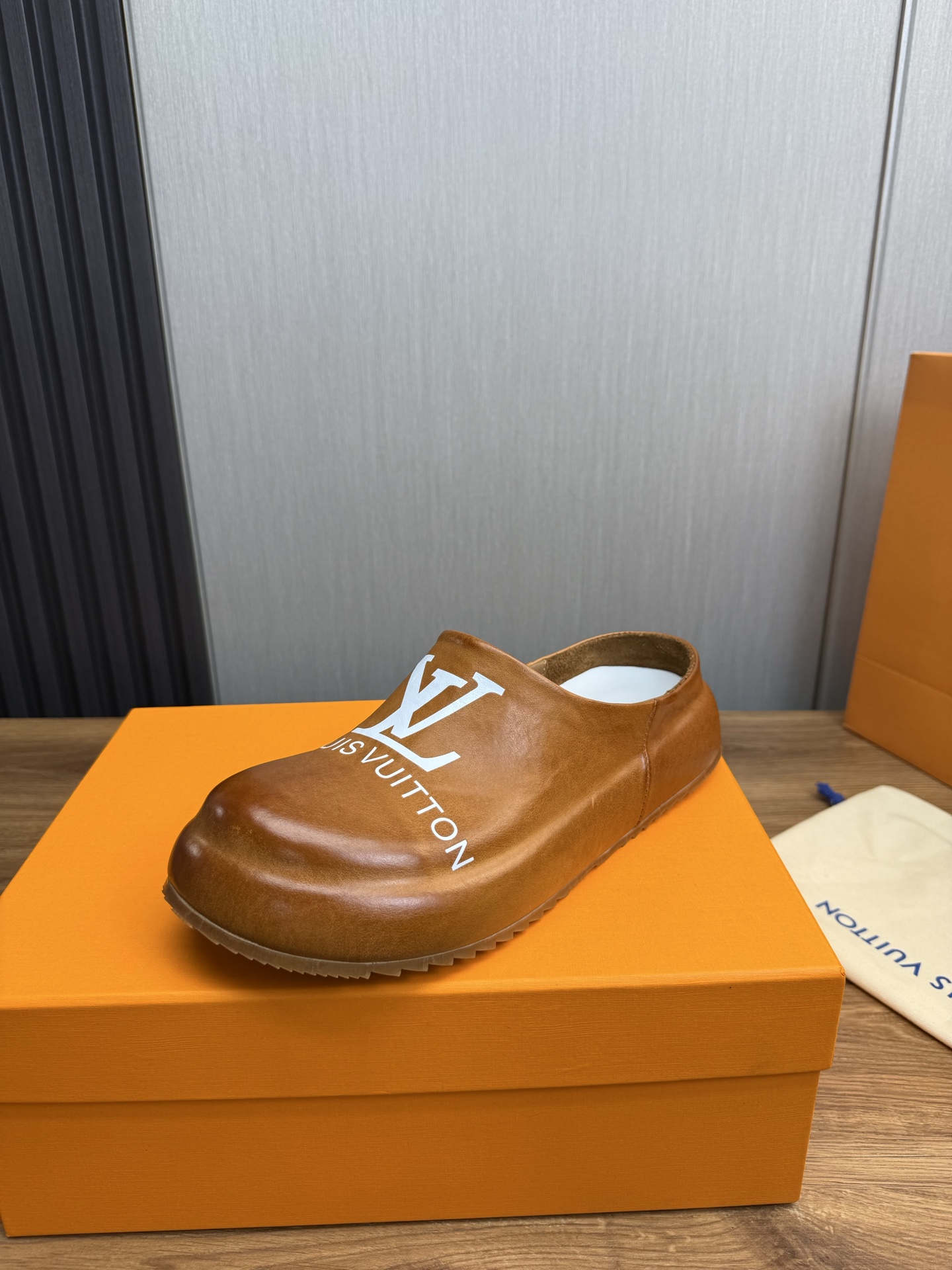 NO:348701,Lv men's slippers size 38-45 45 46 customized!  All genuine leather slippers, cowhide, inner sheepskin original outsole, louis vuitton, slippers, cowhide, sheepskin19860909Lv男拖鞋38-45码 45 46 订做！全真皮拖鞋 面牛皮,内里羊皮原版大底,,louis vuitton,slippers,cowhide,sheepskin,Men's shoes