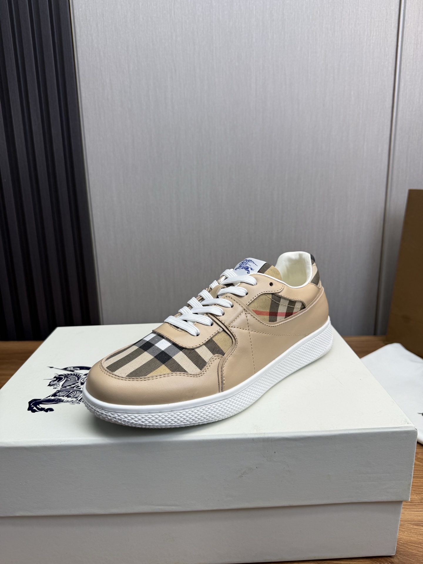 NO:350584,【BURBERRY】Burberry High-end quality Original single Imported upper brand totem cloth, shoe tongue brand cloth inner lining, foot pad; water dyed cowhide, ultra-light TPR rubber molded sole, ultra-high quality control, fine workmanship highlighted (high-end, noble, grade) Size 38-44 (male 38.45, custom made),,burberry,burberry,cowhide19860909【 BURBERRY】巴宝莉  高端品质 原单 鞋面进口品牌图腾布匹、鞋舌品牌布标 内里牛皮内里,垫脚；水染牛皮 大底超轻TPR橡胶成型大底 超高品控·做工精细凸显(高端·贵气·档次) Size 38-44（男38.45,可订做),,burberry,burberry,cowhide,Men's shoes