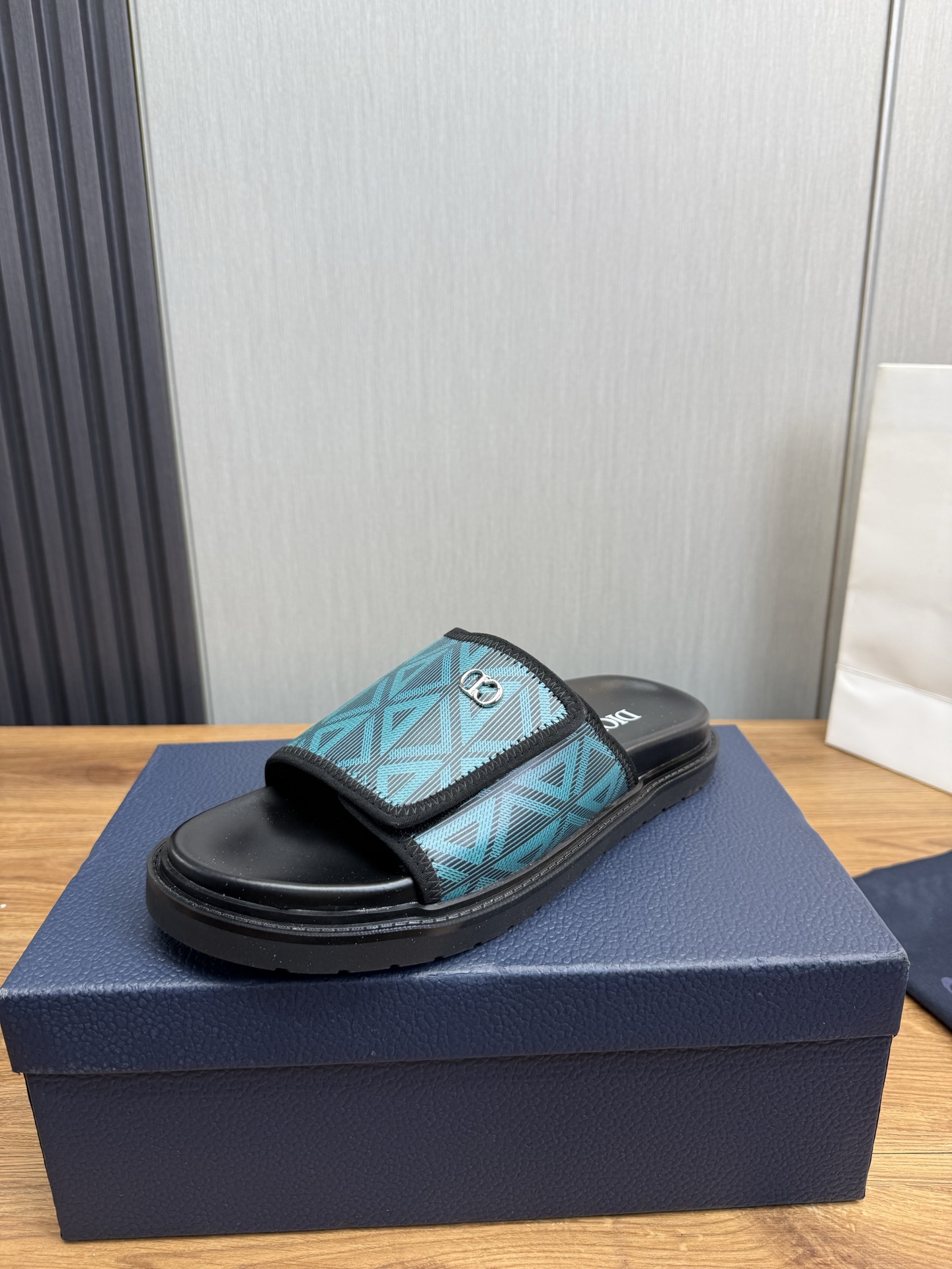 NO:345233,Dior. Popular slippers are available in stock all year round original material SIZE 38-46 (45.46 no return or exchange), dior, slippers19860909迪奥.爆款拖鞋热卖 常年有货原版原材质 SIZE 38-46（45.46不退换）,,dior,slippers,Men's shoes