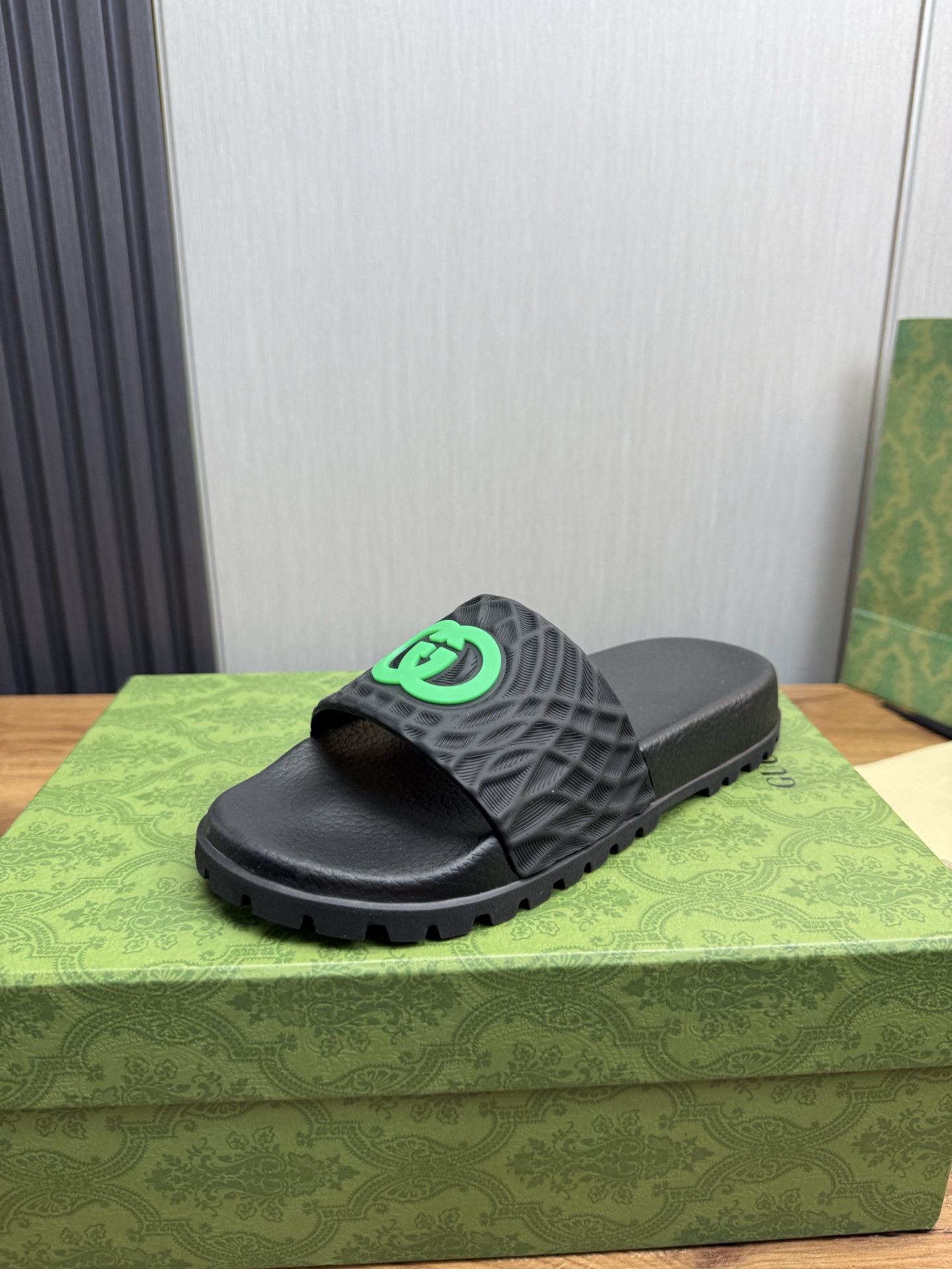 NO:348199,Guqi official website 1:1 couple's popular slippers are sold. Original original material is available all year round. SIZE 36-46 (45.46 no return or exchange), slippers19860909古奇官网1:1情侣爆款拖鞋热卖 常年有货原版原材质 SIZE 36-46（45.46不退换）,,slippers,Men's shoes