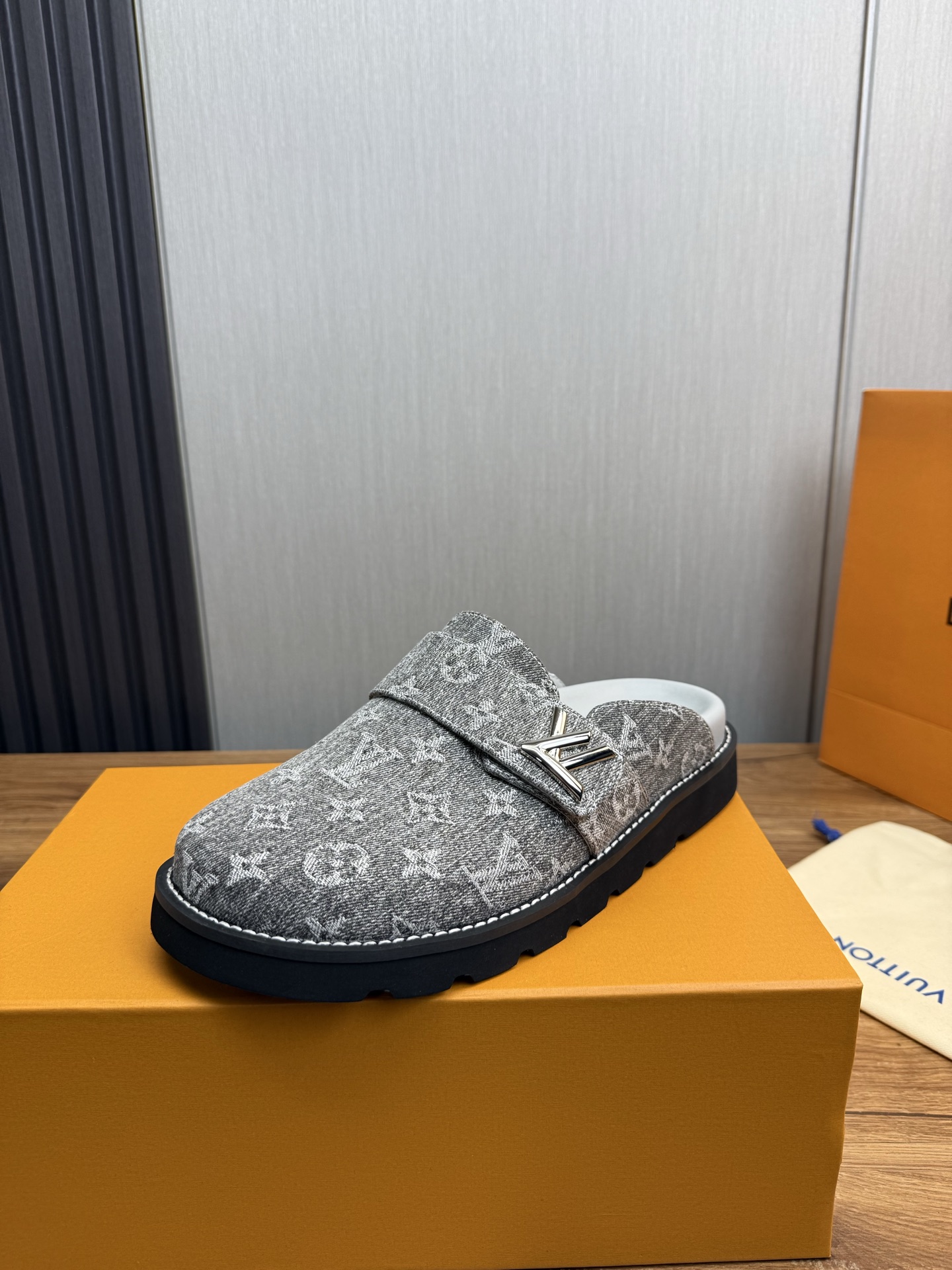 NO:346949,Lv. Hot sale of popular men's slippers. The official website is one-to-one production. 38-45 sizes 45 46 customized!  ,louis vuitton,slippers19860909Lv.爆款男拖鞋热卖 官网一比一制作 38-45码 45 46 订做！,,louis vuitton,slippers,Men's shoes