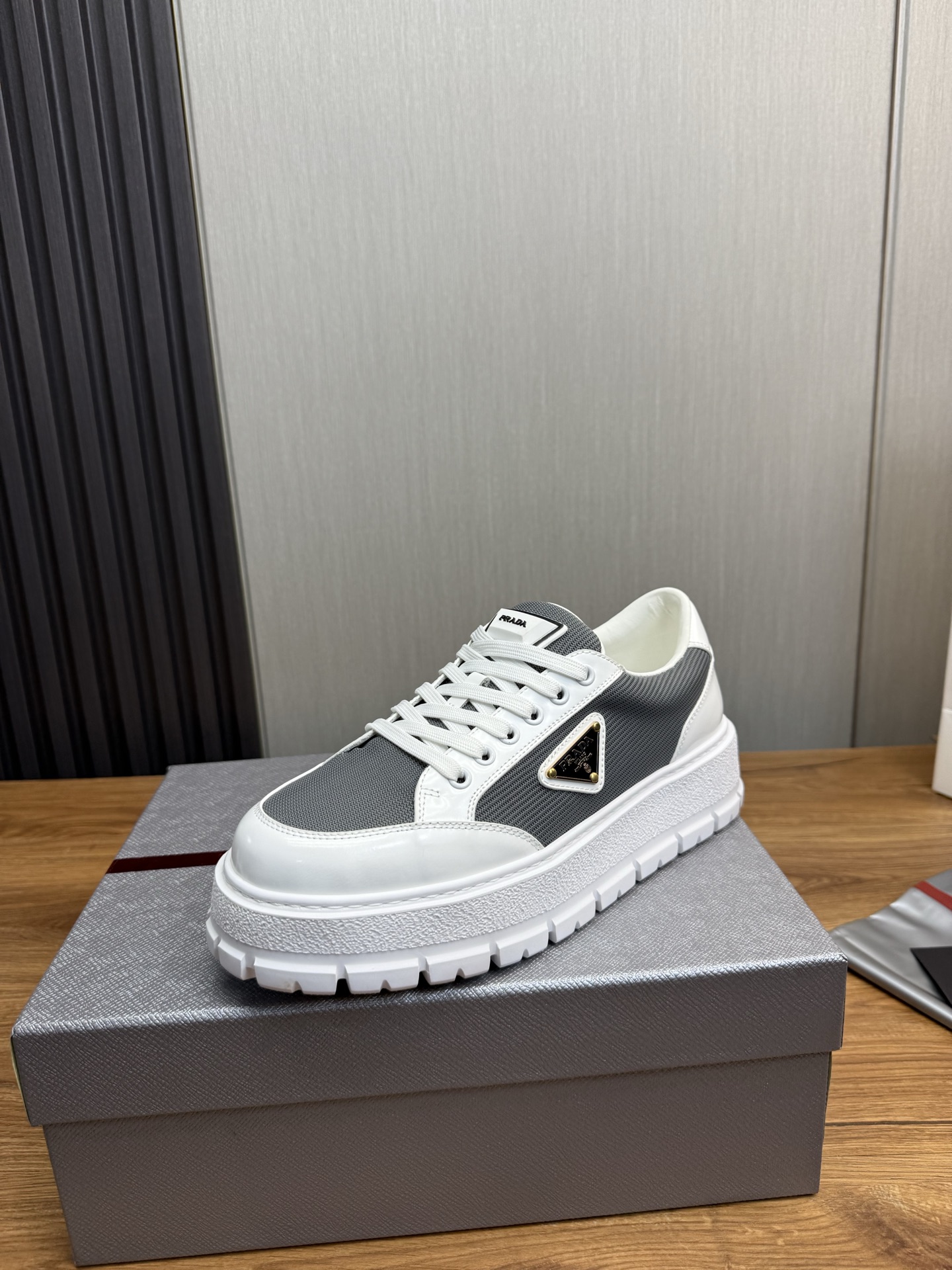NO:670046,[PRADA] Popular items in men's shoes counter, official website synchronized, 1 high-quality shipped original cowhide stitching mesh + cowhide lining, 11 replica, original original sole, 38-45 (45 customized, non-refundable), casual shoes/sports shoes, prada, prada, sneakers, cowhide19860909【PRADA普拉达】男鞋专柜爆款,官网同步,1高品质出货原版牛皮拼接网面+牛皮内里,11复刻 ,原厂原版底,38-45（45定做不退换）,休闲鞋/运动鞋,prada,prada,sneakers,cowhide,Women's Shoes