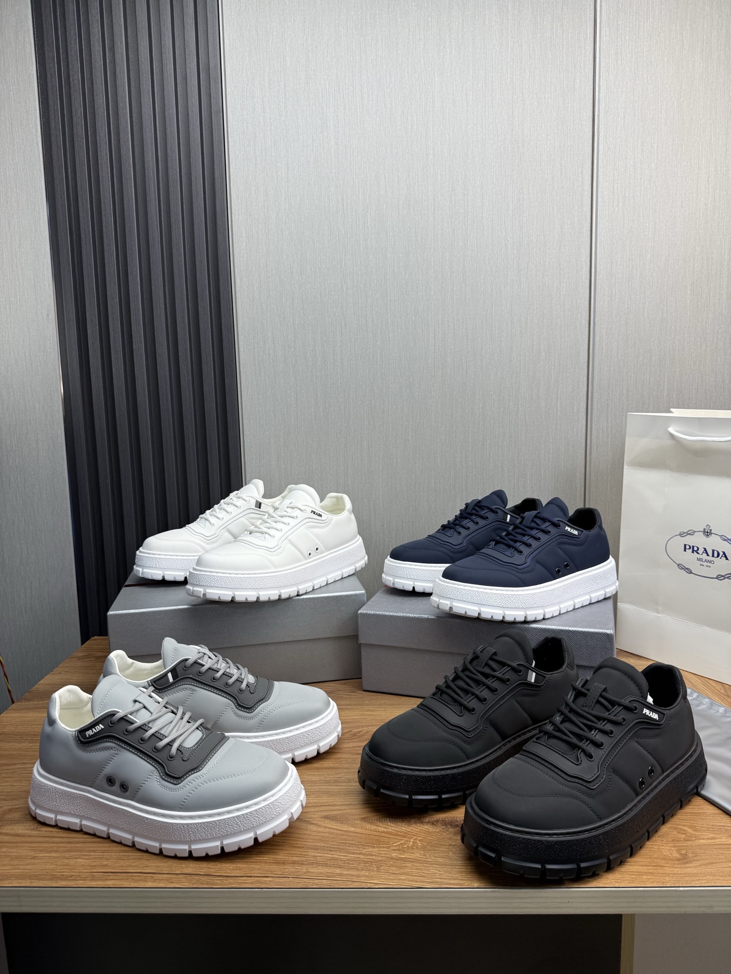 NO:670043,[PRADA] Popular items in men's shoes counter, official website synchronization, 1 high-quality shipped original imported waterproof fabric + cowhide lining, 11 replica, original original sole, 38-45 (45 customized, non-refundable), casual shoes/sports shoes, prada, prada, sneakers, cowhide19860909【PRADA普拉达】男鞋专柜爆款,官网同步,1高品质出货原版进口防水面料+牛皮内里,11复刻 ,原厂原版底,38-45（45定做不退换）,休闲鞋/运动鞋,prada,prada,sneakers,cowhide,Women's Shoes