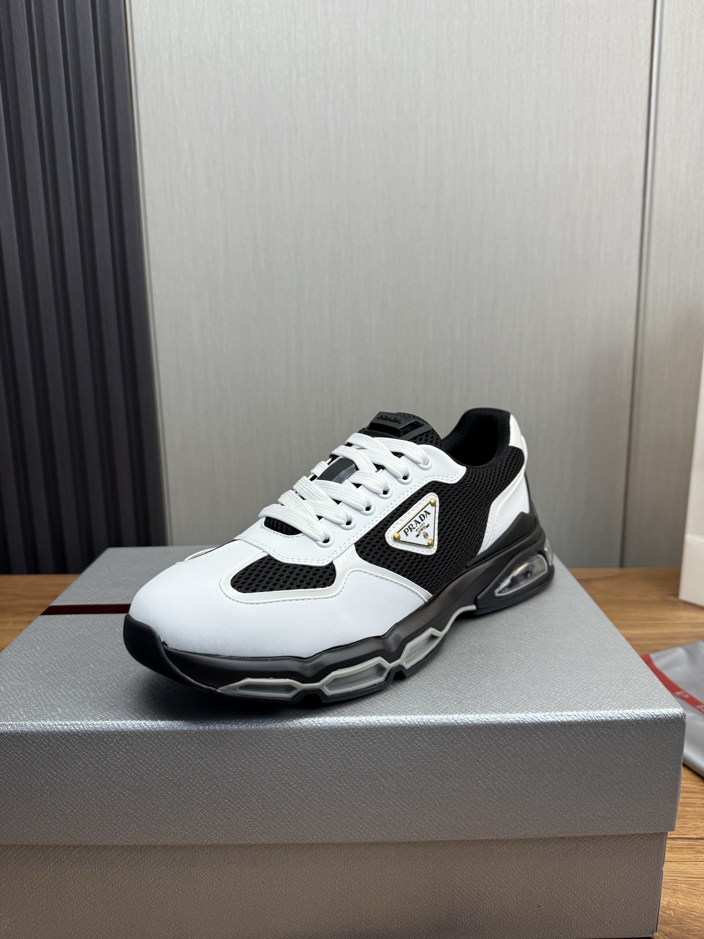 NO:670022,[PRADA] Men's shoes are popular in the counter, high-quality shipments are synchronized with the official website. Original imported cowhide with comfortable mesh + cowhide lining, 1:1 replica, original air-exhausted sole, 38-45, casual shoes/sports shoes, prada, prada, sneakers, cowhide19860909【PRADA普拉达】男鞋专柜爆款,高品质出货官网同步 原版进口牛皮配舒适网面+牛皮内里,1比1复刻 ,原厂抽空气垫原版底,38-45,休闲鞋/运动鞋,prada,prada,sneakers,cowhide,Women's Shoes