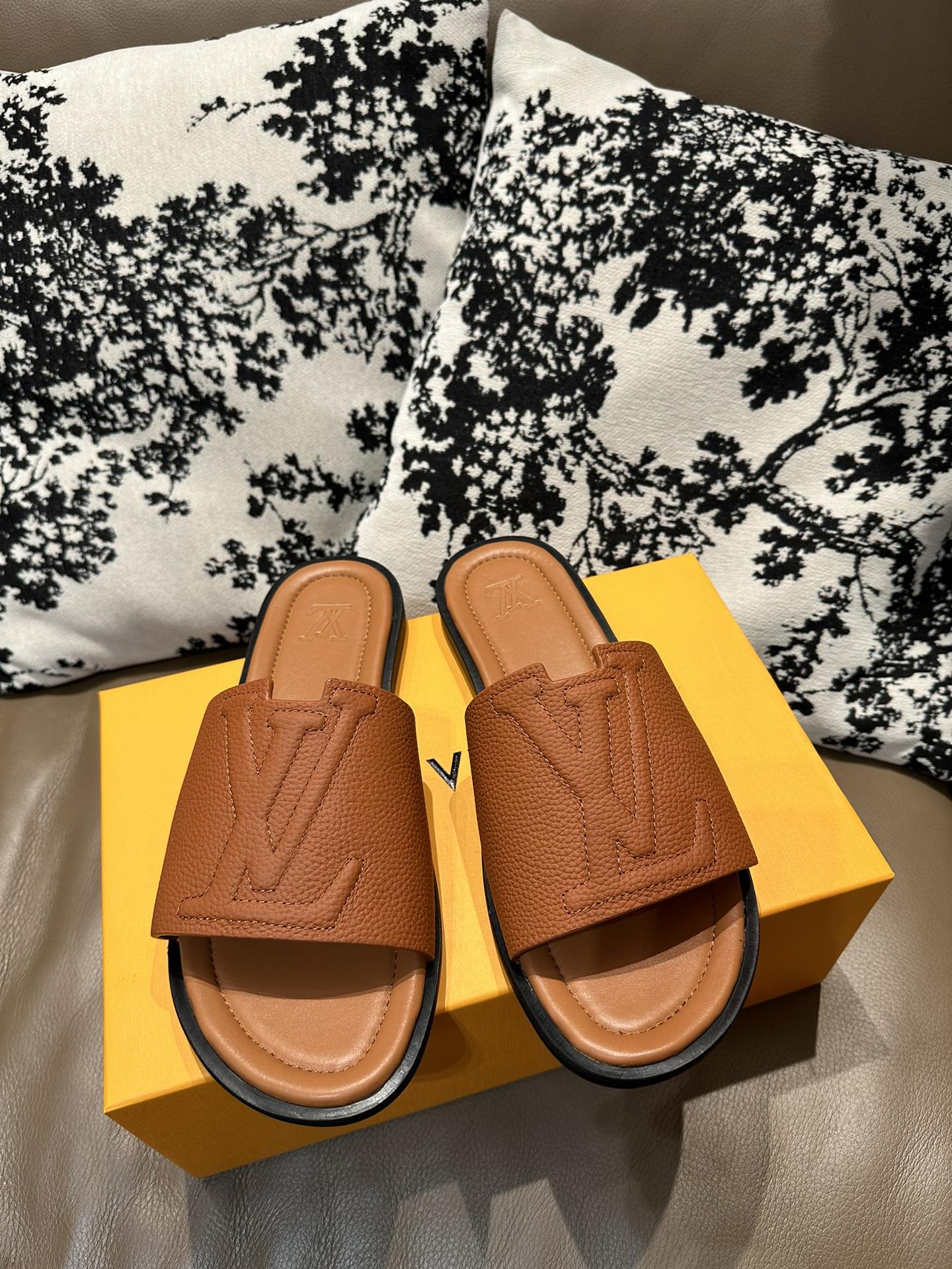 NO:348212,LV new slippers hot sale, all cowhide, cowhide, cowhide, size 36-46, louis vuitton, slippers, cowhide19860909LV新款拖鞋热卖 全牛皮面 牛皮里,牛皮垫脚,36-46码,,louis vuitton,slippers,cowhide,Men's shoes