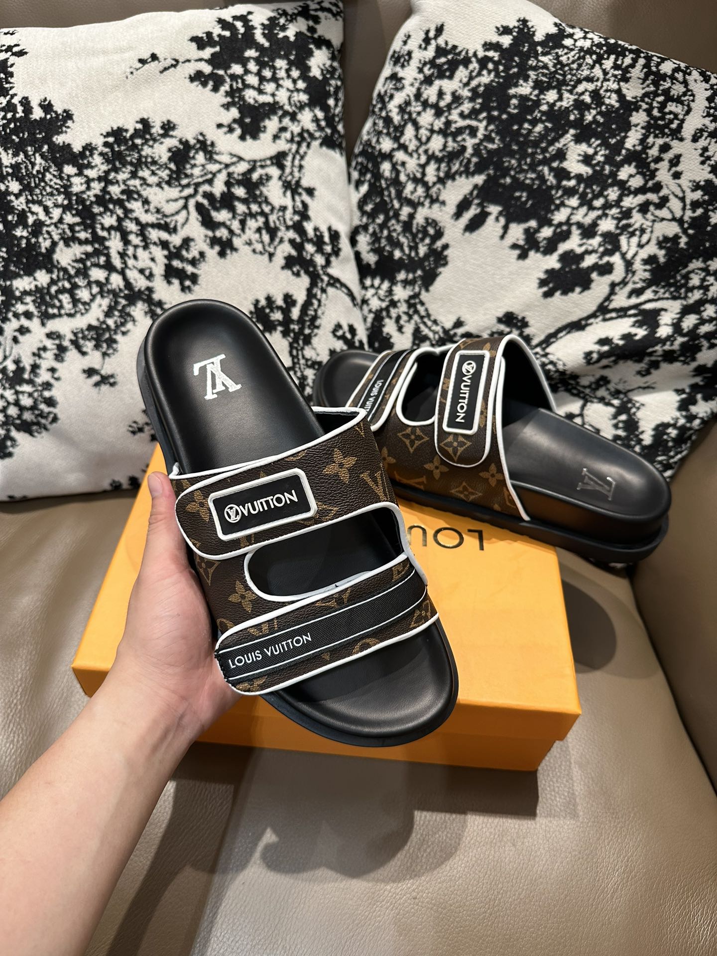 NO:348282,LV two-fold flip-flops, cowhide, sheepskin, 36-46 sizes, louis vuitton, cowhide, sheepskin19860909LV二字拖,牛皮面 羊皮里,36-46码,,louis vuitton,cowhide,sheepskin,Men's shoes