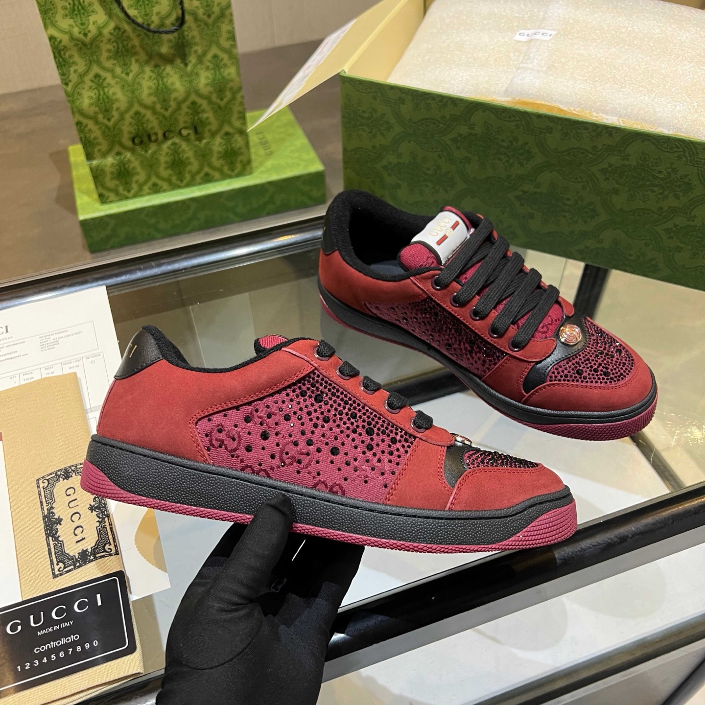 NO:419900,Gucci dirty shoes, top factory quality, counters are impeccable, comfortable to wear, retro elements, retro marks for the shoe tongue, metal double Glogo recognition 99, full Gucci elements; inside the towel cloth, cowhide foot pads and 3mm latex are much more comfortable than genuine leather shoes, environmentally friendly TU wear-resistant sole, soft and elastic. The inner side of the shoe tongue uses imported elastic bands, and the pulling force is super good and will not be stretched. I don’t develop it without the original version. Only by getting the original version can the shoes are not bad. The instant version is sold on the market, and each needle and thread are very tight and full. The debugging process is the most thoughtful modification and modification, and it can be adjusted to a perfect state. It makes all the feet comfortable to wear!  Size 35-45 (40 for women, 38.45 for men), casual shoes/sports shoes, gucci, sneakers, cowhide19860909Gucci脏脏鞋 顶级工厂品质,专柜一比一无可挑剔,穿上脚舒适度燃到爆表 复古做旧元素,鞋舌水洗复古标,金属双Glogo相识度99,满面的Gucci元素；毛巾布内里,牛皮垫脚加3mm的乳胶比真皮的鞋子舒服多了, 环保TU耐磨大底,柔软有弹性. 鞋舌内侧采用进口松紧带,拉力超级棒又不会勒脚 我是无原版不开发,只有拿到原版做出来的鞋子才能不差毫厘,秒杀市面版本,每一针一线都是非常紧实饱满.调试的过程是最花心思的修修改改不下百遍才调整到完美的状态让各种脚型都穿的舒适！码数35-45（女40 男38.45订做）,休闲鞋/运动鞋,gucci,sneakers,cowhide,Women's Shoes