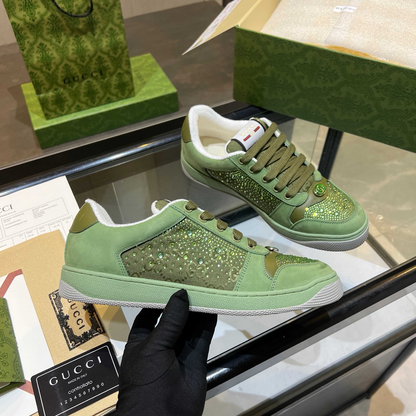 NO:353338,Real price Gucci dirty shoes Top factory quality, counters are impeccable, comfortable to wear, retro elements, retro marks for the shoe tongue, metal double Glogo recognition 99, full Gucci elements; inside the towel cloth, cowhide foot pad plus 3mm latex is much more comfortable than genuine leather shoes, environmentally friendly TPU wear-resistant sole, soft and elastic. The inner side of the shoe tongue uses imported elastic bands, and the pulling force is super good and will not be stretched. I don’t develop it without the original version. Only by getting the original version can the shoes are not bad. The instant version is sold on the market, and each needle and thread are very tight and full. The debugging process is the most thoughtful modification and modification, and it can be adjusted to a perfect state. It makes all the feet comfortable to wear!  Number of codes 35-45 (female 40, male 38.45 customized), gucci,cowhide19860909实价 Gucci脏脏鞋 顶级工厂品质,专柜一比一无可挑剔,穿上脚舒适度燃到爆表 复古做旧元素,鞋舌水洗复古标,金属双Glogo相识度99,满面的Gucci元素；毛巾布内里,牛皮垫脚加3mm的乳胶比真皮的鞋子舒服多了, 环保TPU耐磨大底,柔软有弹性. 鞋舌内侧采用进口松紧带,拉力超级棒又不会勒脚 我是无原版不开发,只有拿到原版做出来的鞋子才能不差毫厘,秒杀市面版本,每一针一线都是非常紧实饱满.调试的过程是最花心思的修修改改不下百遍才调整到完美的状态让各种脚型都穿的舒适！码数35-45（女40 男38.45订做）,,gucci,cowhide,Men's shoes