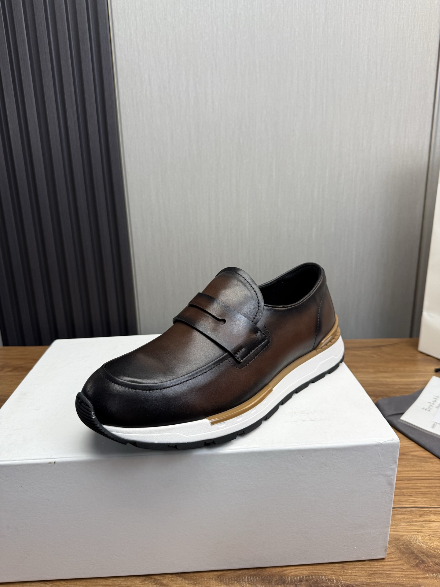 NO:351262,Berluti~ Berluti. New high-end men's casual shoes, top-level workmanship, ingenious work, imported calfskin to change the color, cowhide inner/foot pad, original foamed sole, comfortable and wear-resistant!  38-45 (38.45 custom made without return or exchange), cowhide19860909Berluti～ 布鲁提.新品高端男士休闲鞋,顶级做工,匠心之作,皮料选用进口小牛皮改色,牛皮内里/垫脚,原版发泡大底,舒适耐磨！38-45（38.45订做不退换）,,cowhide,Men's shoes